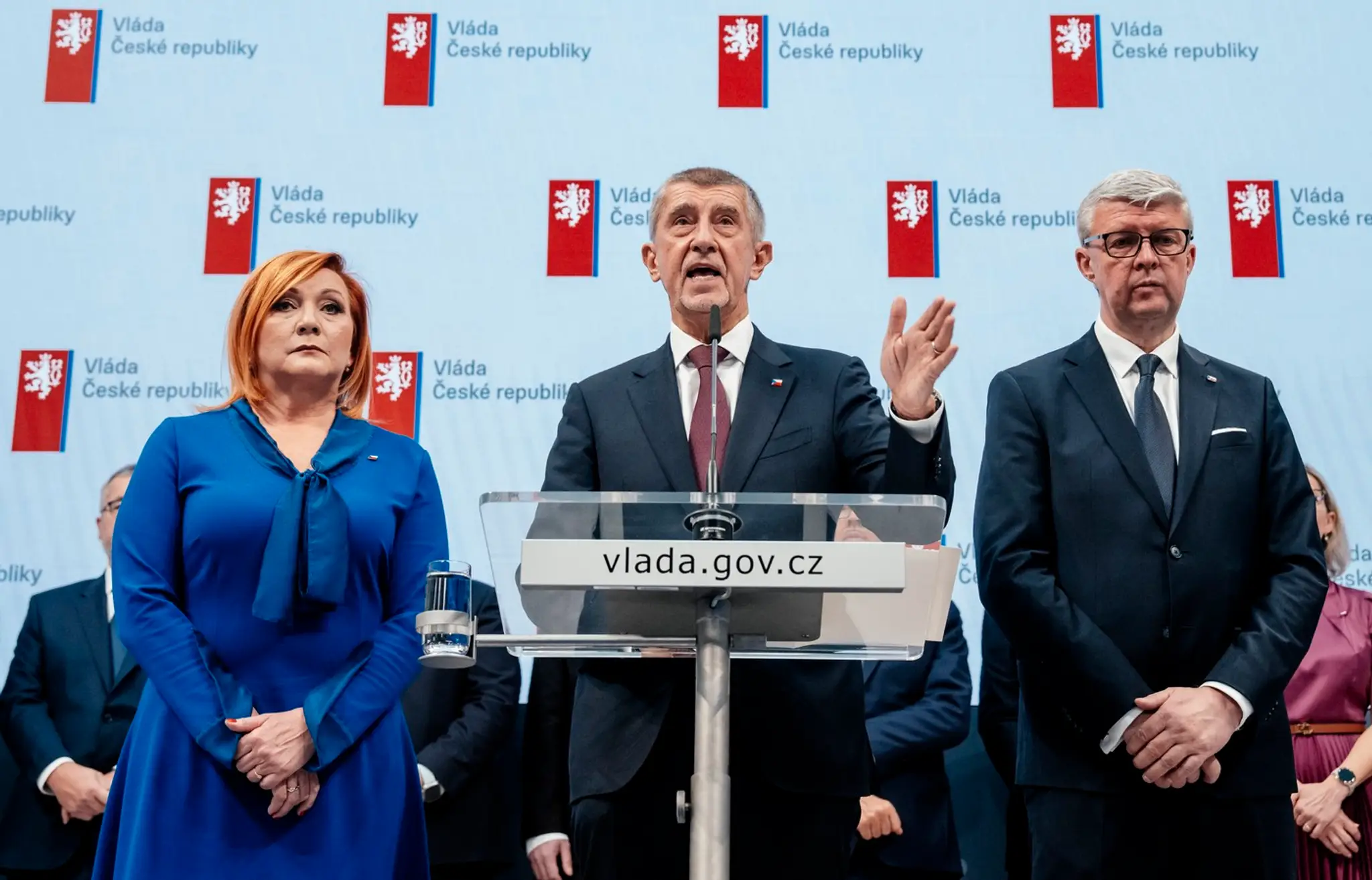 Český premiér Andrej Babiš (v strede), minister priemyslu Karel Havlíček a ministerka financií Alena Schillerová.