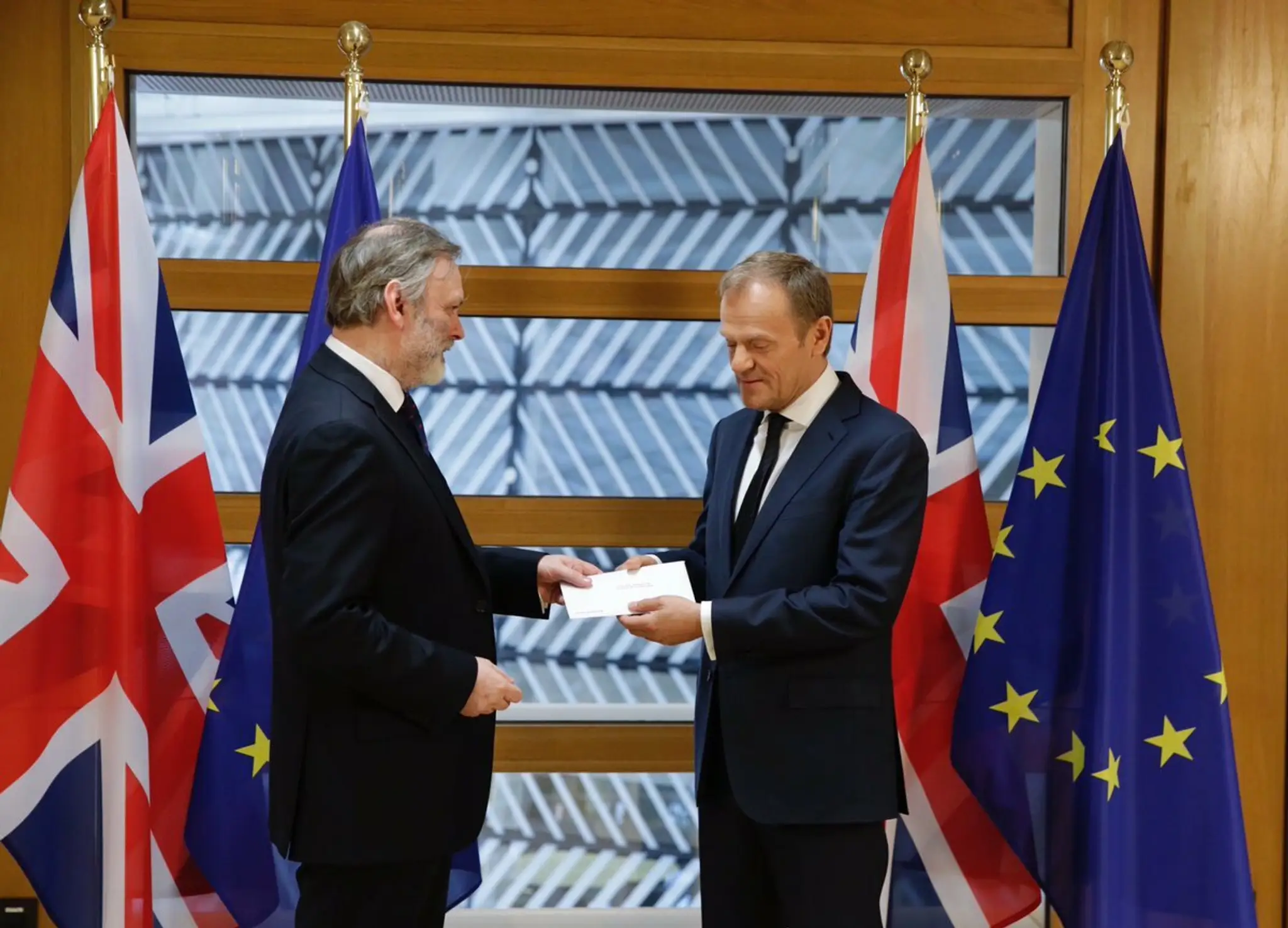 Brexit je oficiálne spustený.
