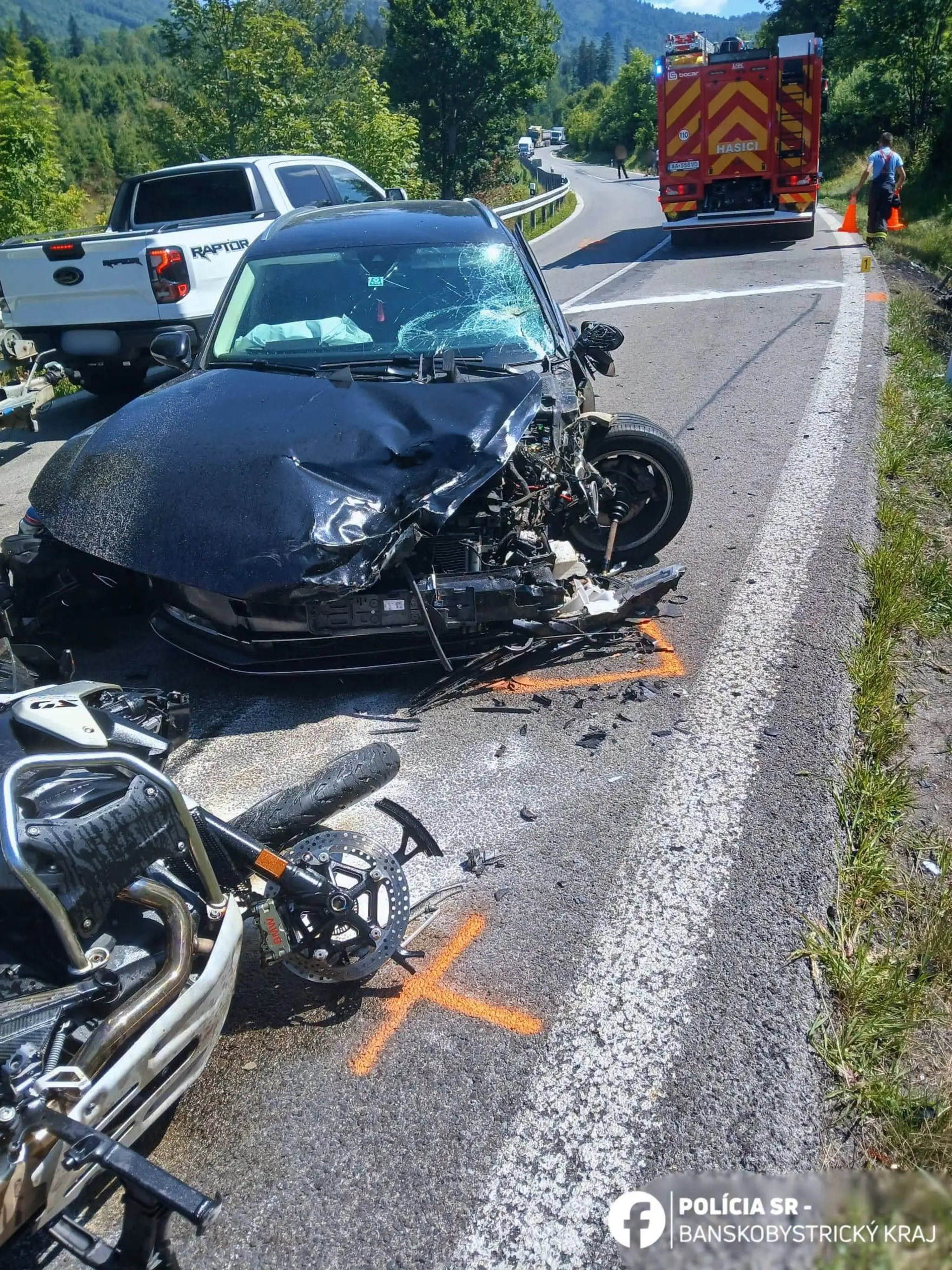 Zrážka auta a motocyklov pri Pohronskej Polhore