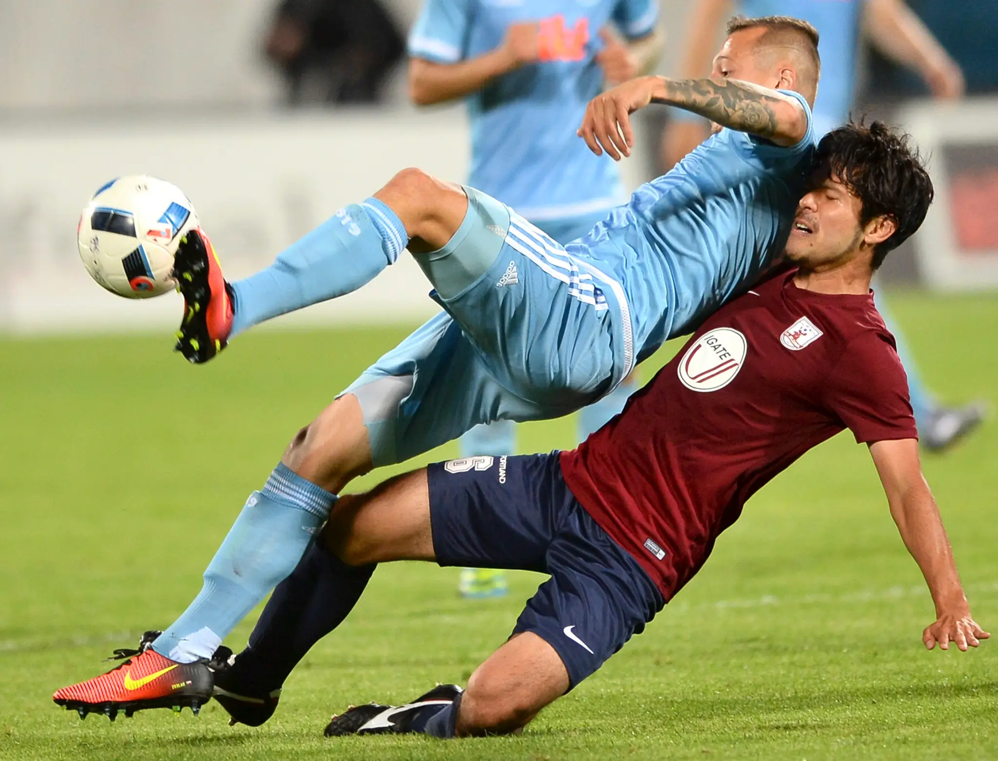 Na snímke hore hráč Slovana Adam Zreľák a dole Ryotaro Nakano z FK Jelgava