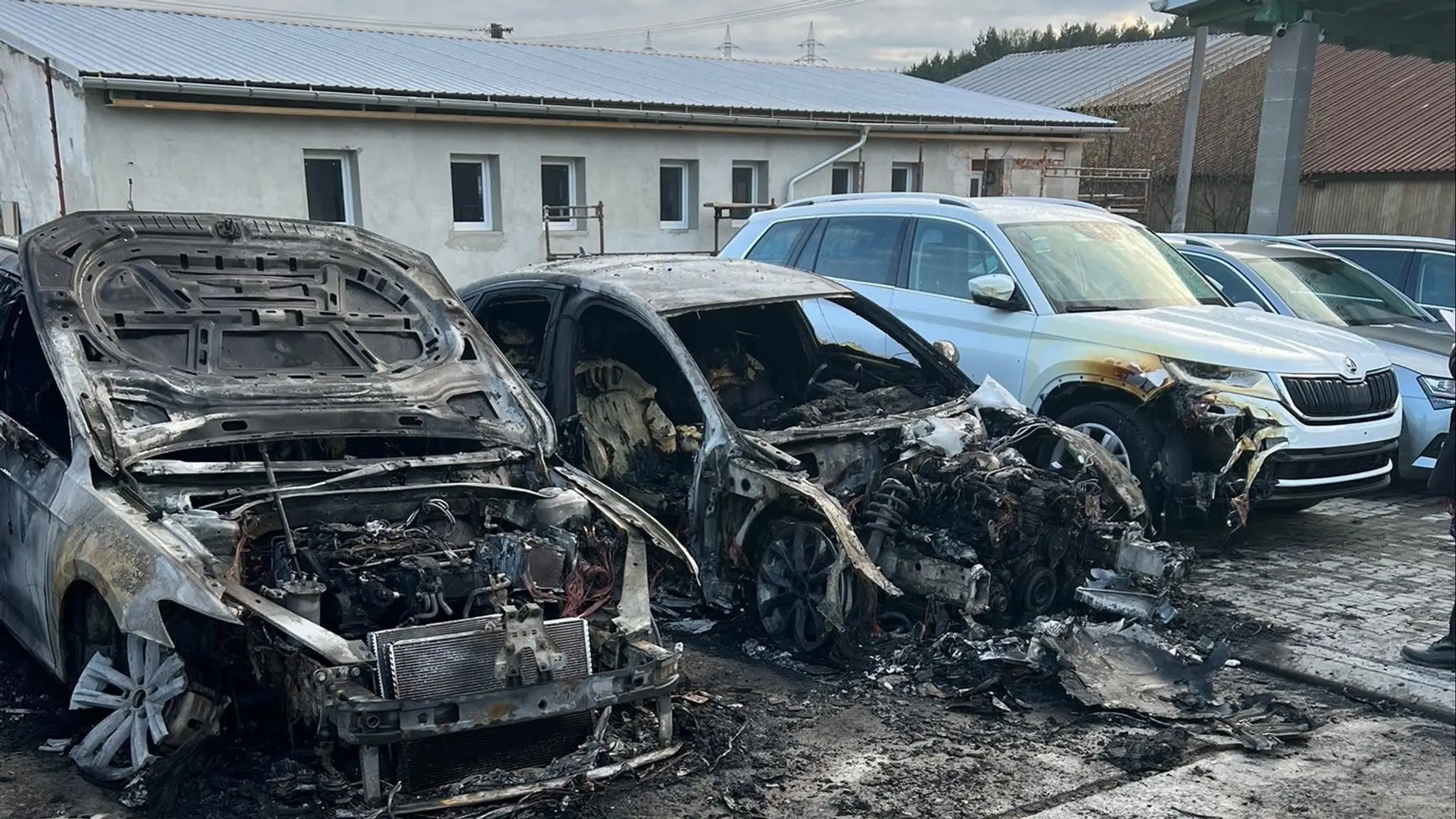 Muži podpálili päť áut pri Žiari nad Hronom.