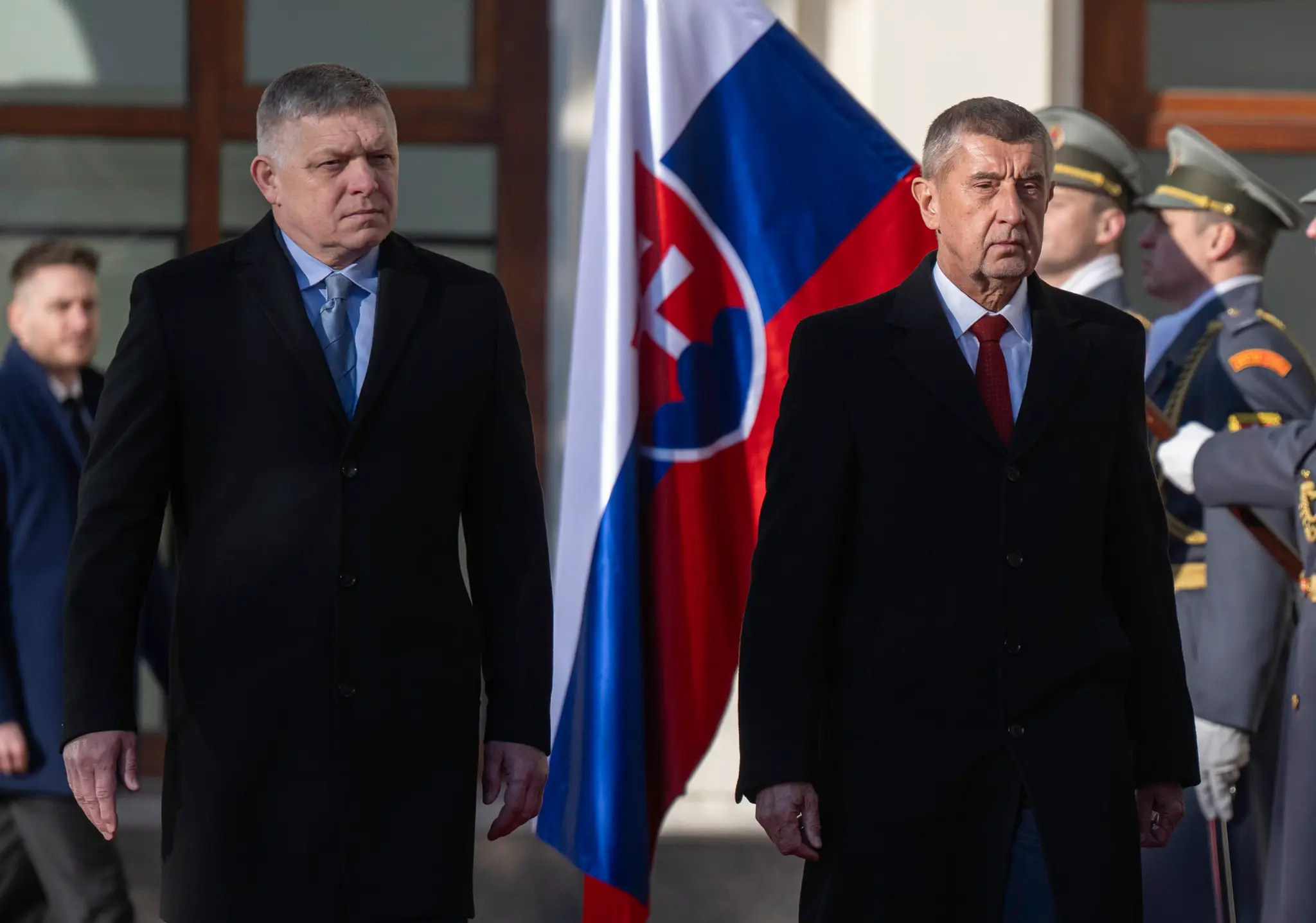 Slovenský premiér Robert Fico (vľavo) a český premiér Andrej Babiš (vpravo) kráčajú počas uvítacieho ceremoniálu v Bratislave.