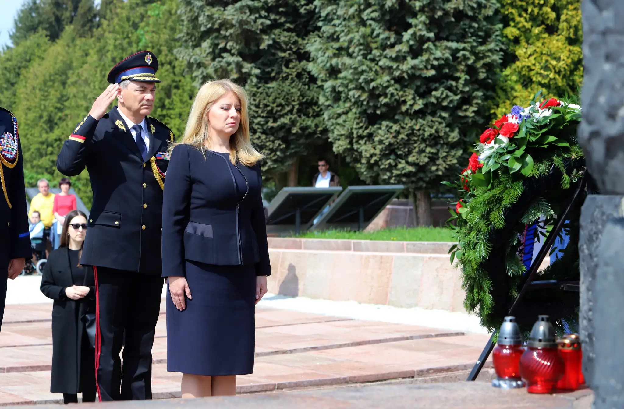 Prezidentka Zuzana Čaputová počas pietneho aktu položenia venca na Cintoríne padlých vojakov sovietskej armády vo Zvolene.