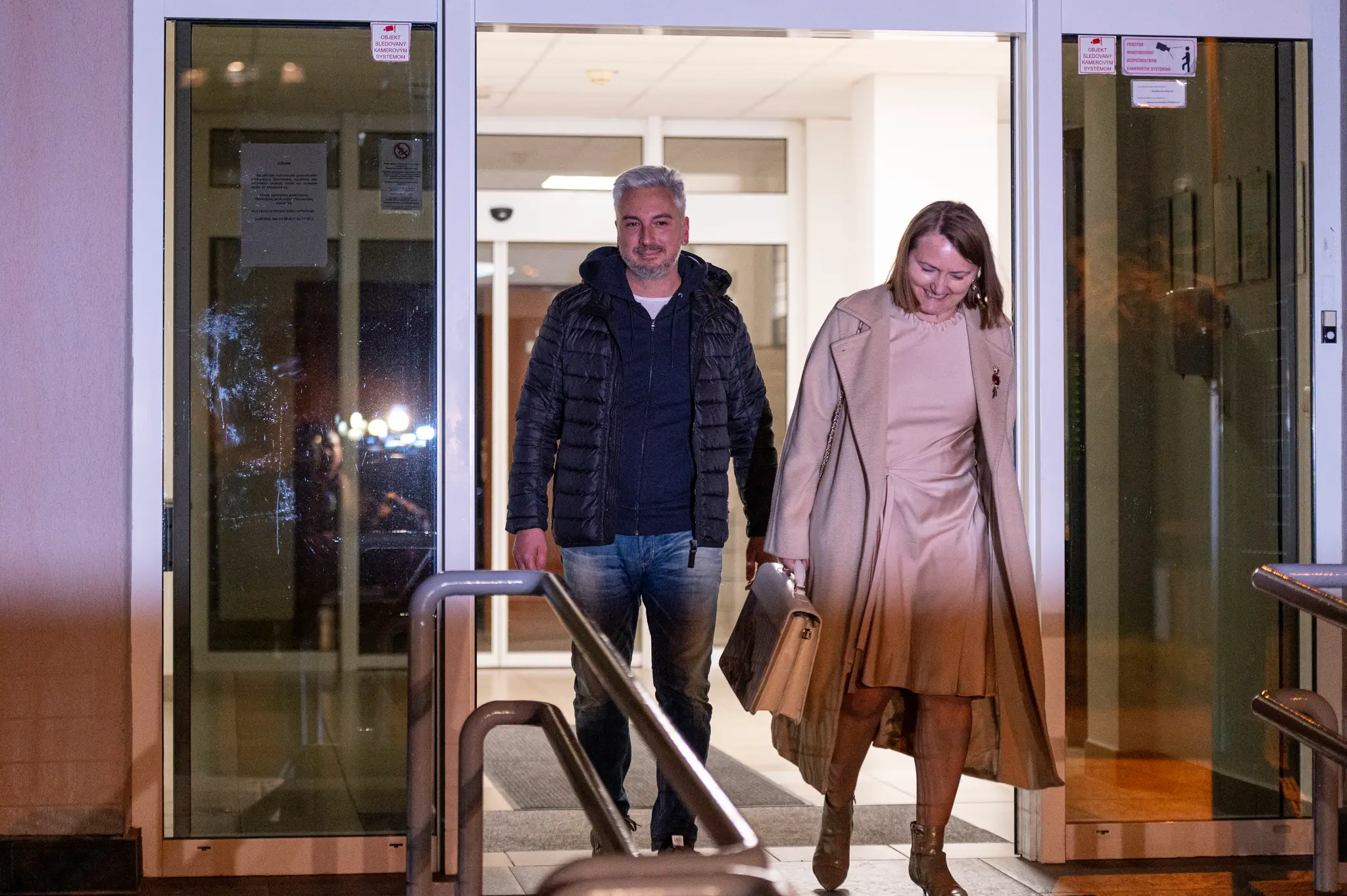 Rastislav T. (vľavo) a advokátka Iveta Rajtáková odchádzajú z budovy Špecializovaného trestného súdu (ŠTS) v Pezinku