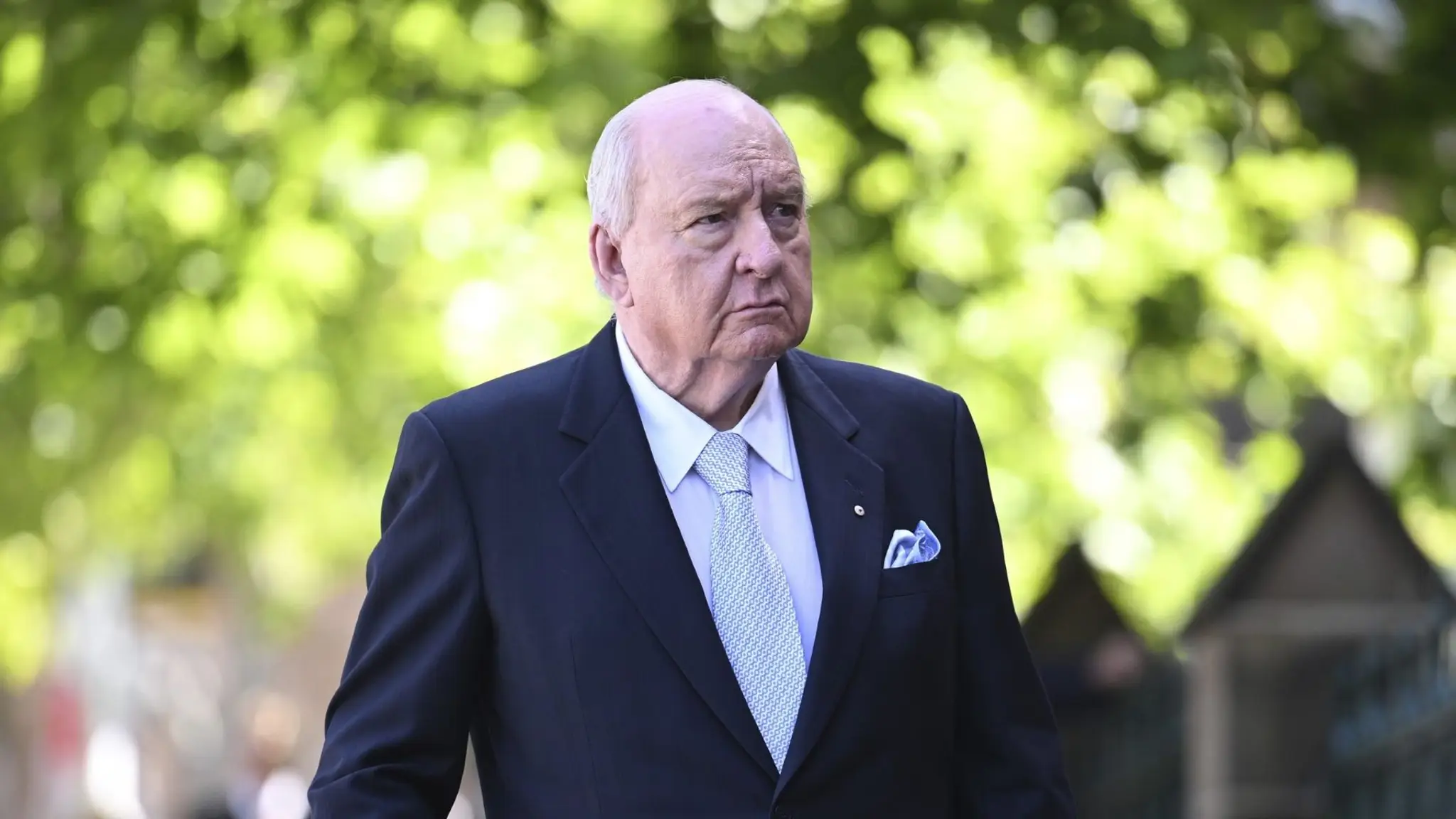 Bývalý austrálsky rádiový moderátor Alan Jones je obvinený zo sexuálneho napadnutia ôsmich osôb