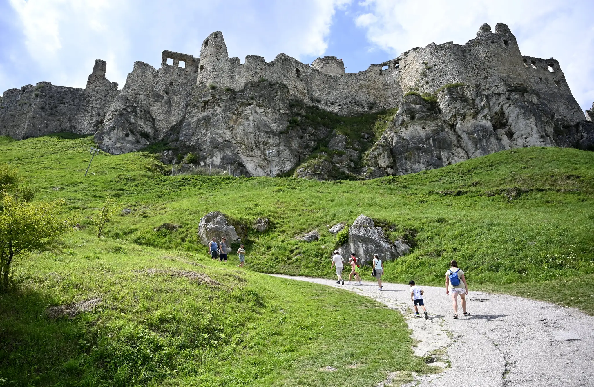 Na snímke turisti na Spišskom hrade.