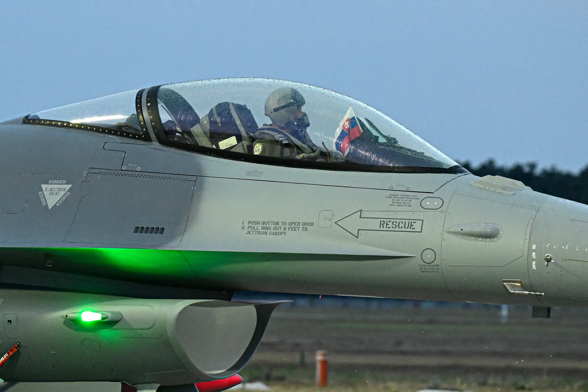 Stíhačky F-16.