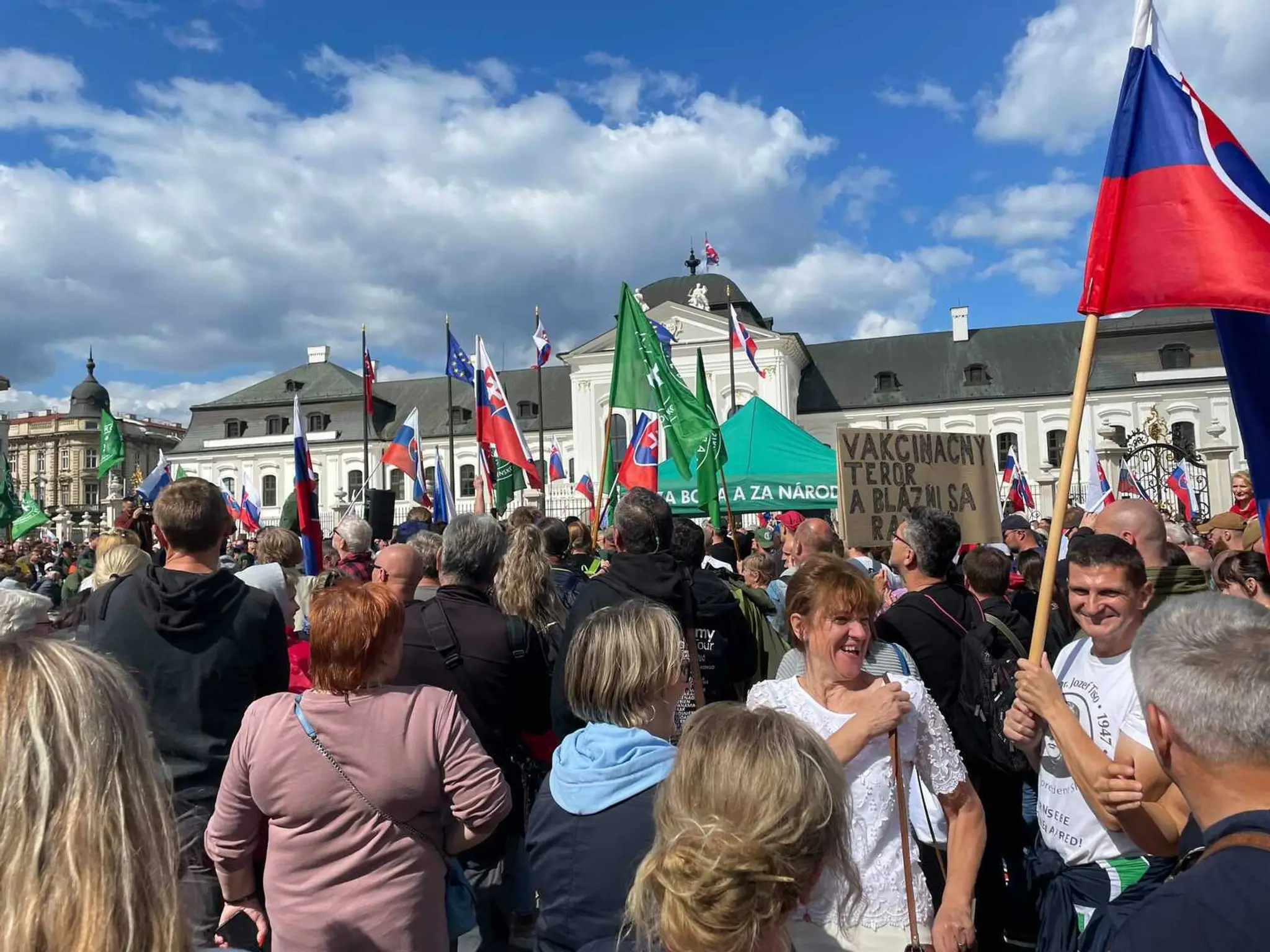 Protest pred Prezidentským palácom proti opatreniam