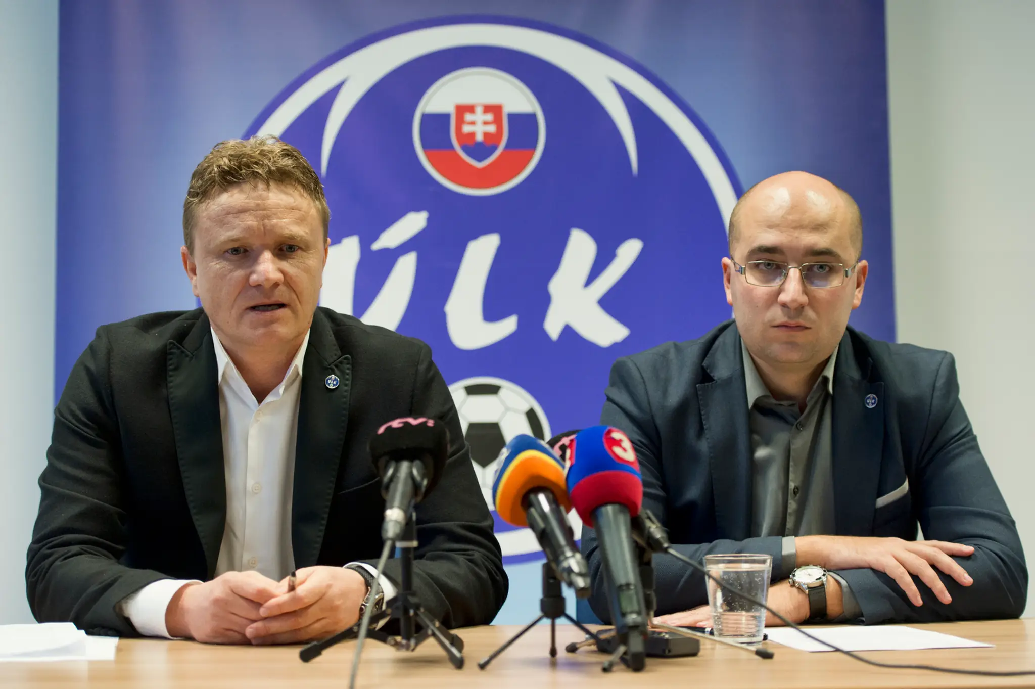 Vľavo prezident Únie ligových klubov Ivan Kozák a vpravo výkonný riaditeľ ÚLK Michal Mertinyák počas tlačovej konferencie.