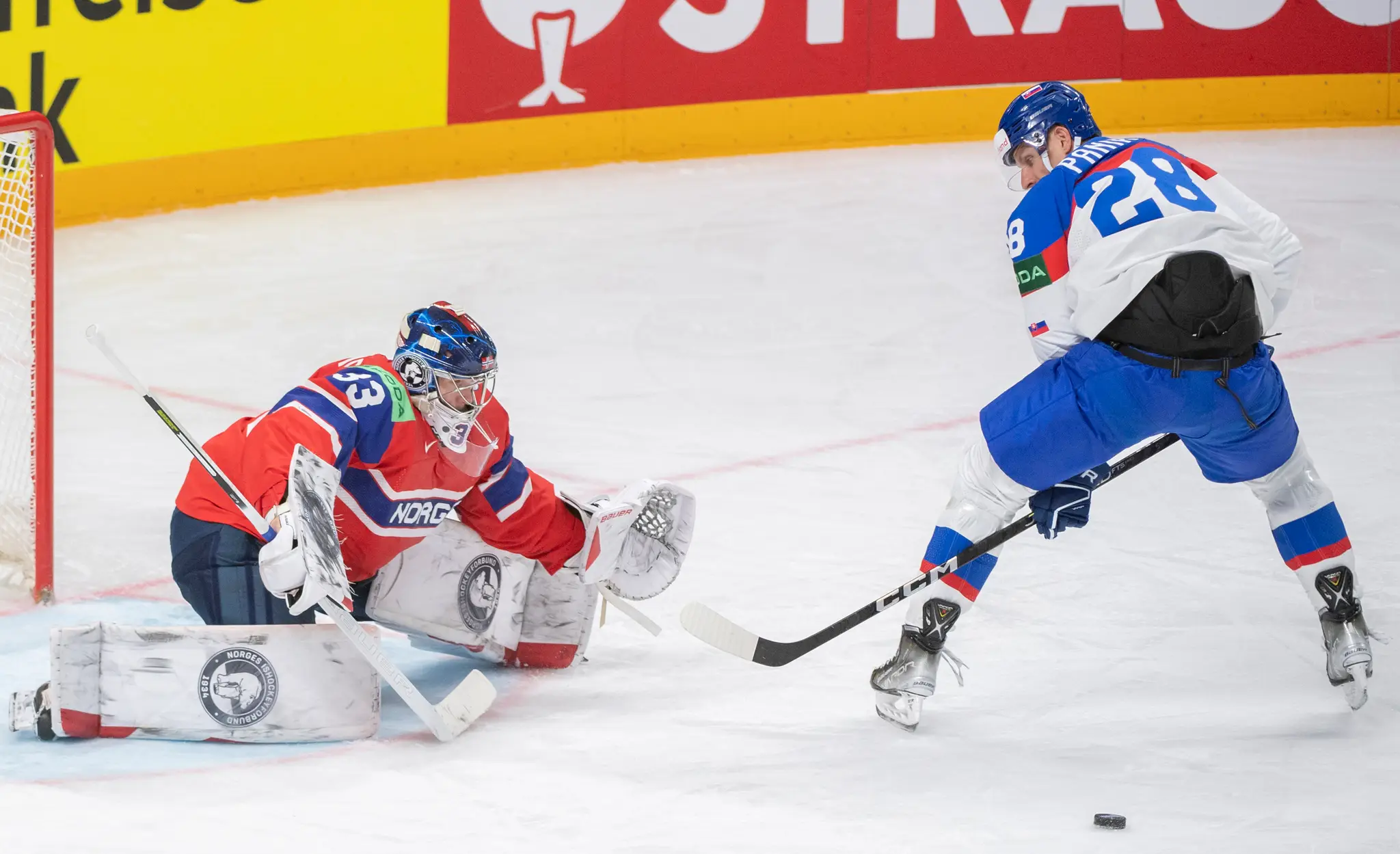 Sprava Richard Pánik (Slovensko) a brankár Henrik Haukeland (Nórsko) v zápase na MS 2023.