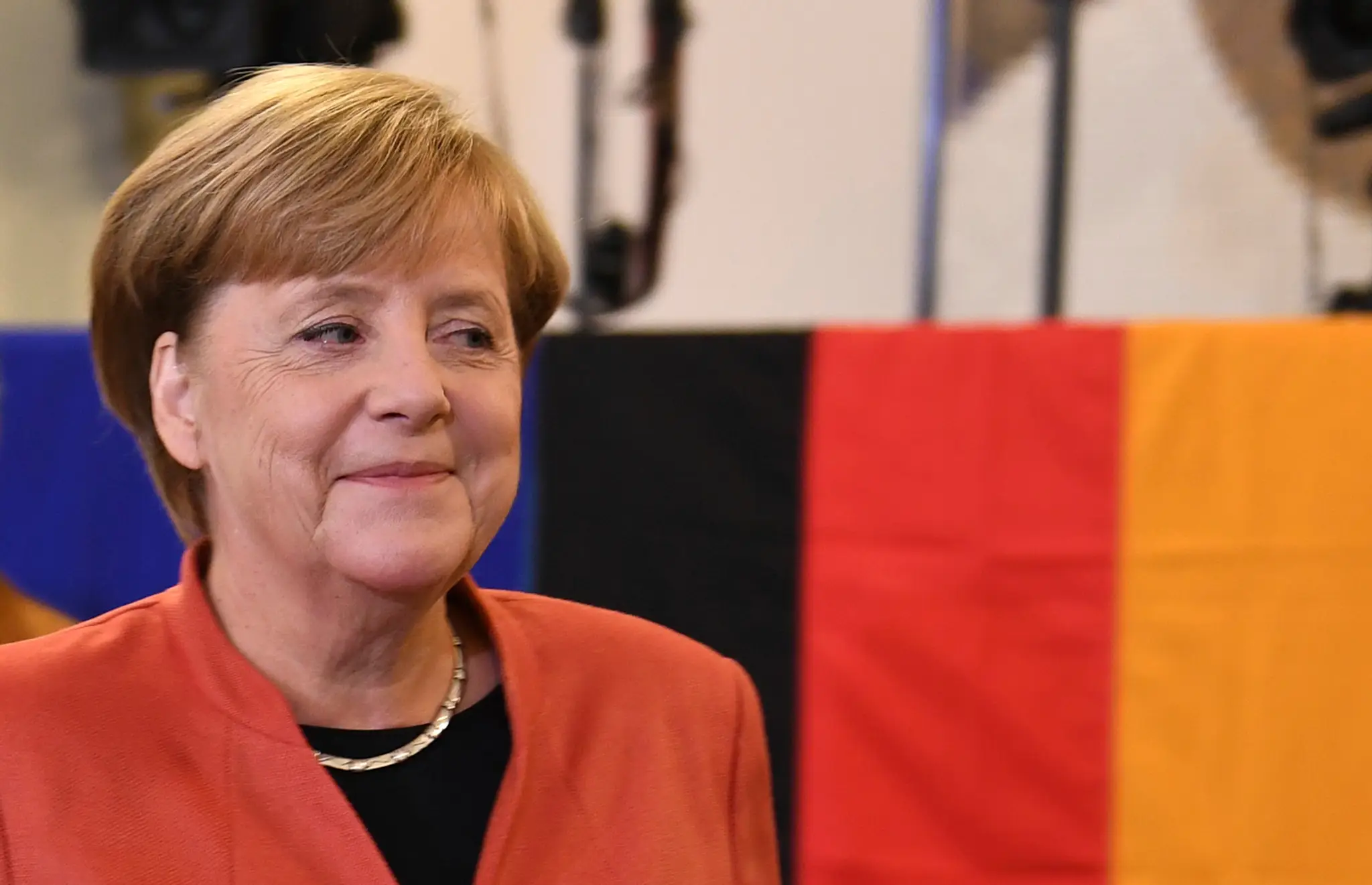 Nemecká kancelárka Angela Merkelová po vhodení volebného lístku do urny.