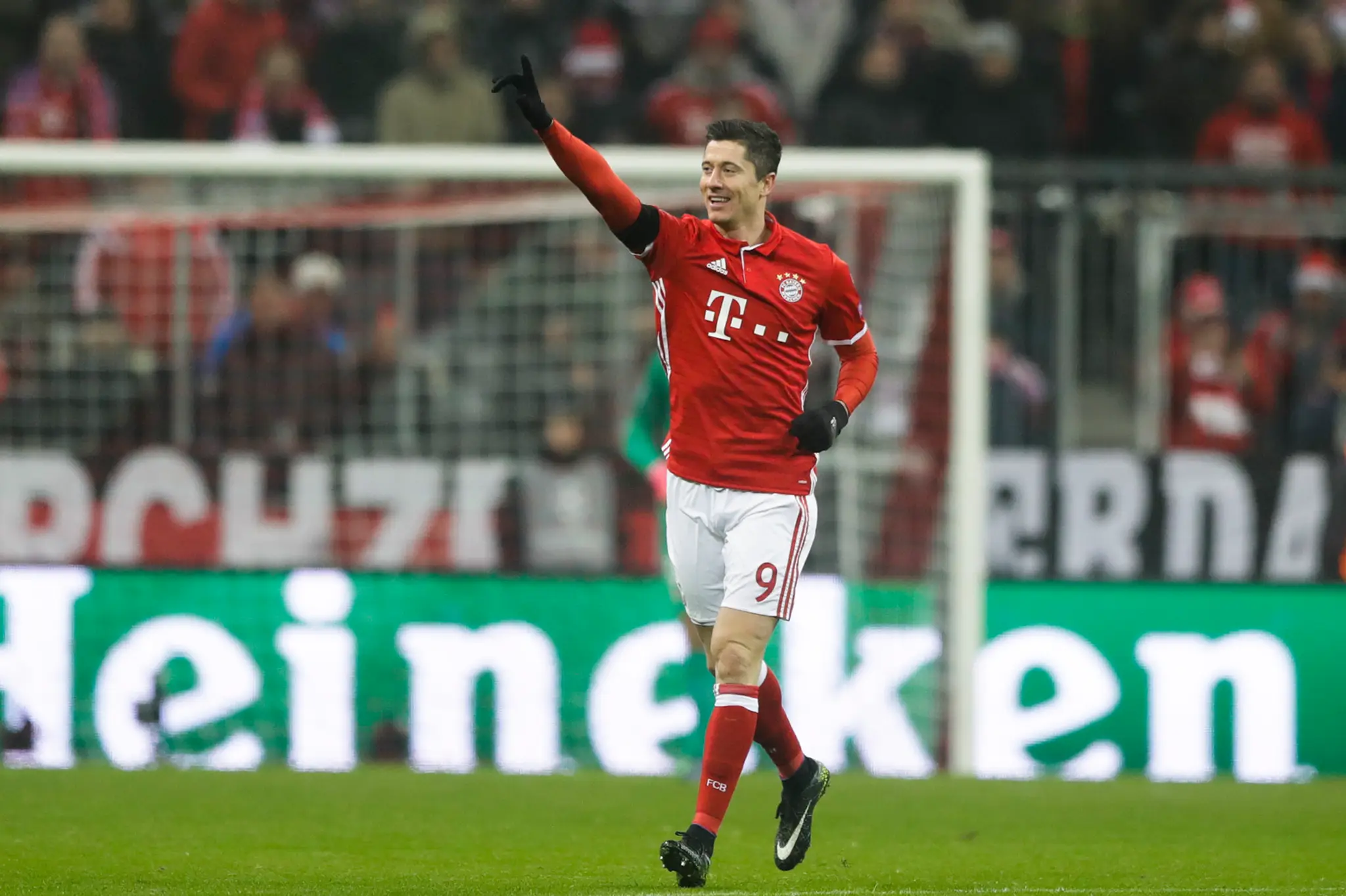 Kanonier Bayernu Robert Lewandowski oslavuje gól v zápase LM proti Atléticu Madrid.
