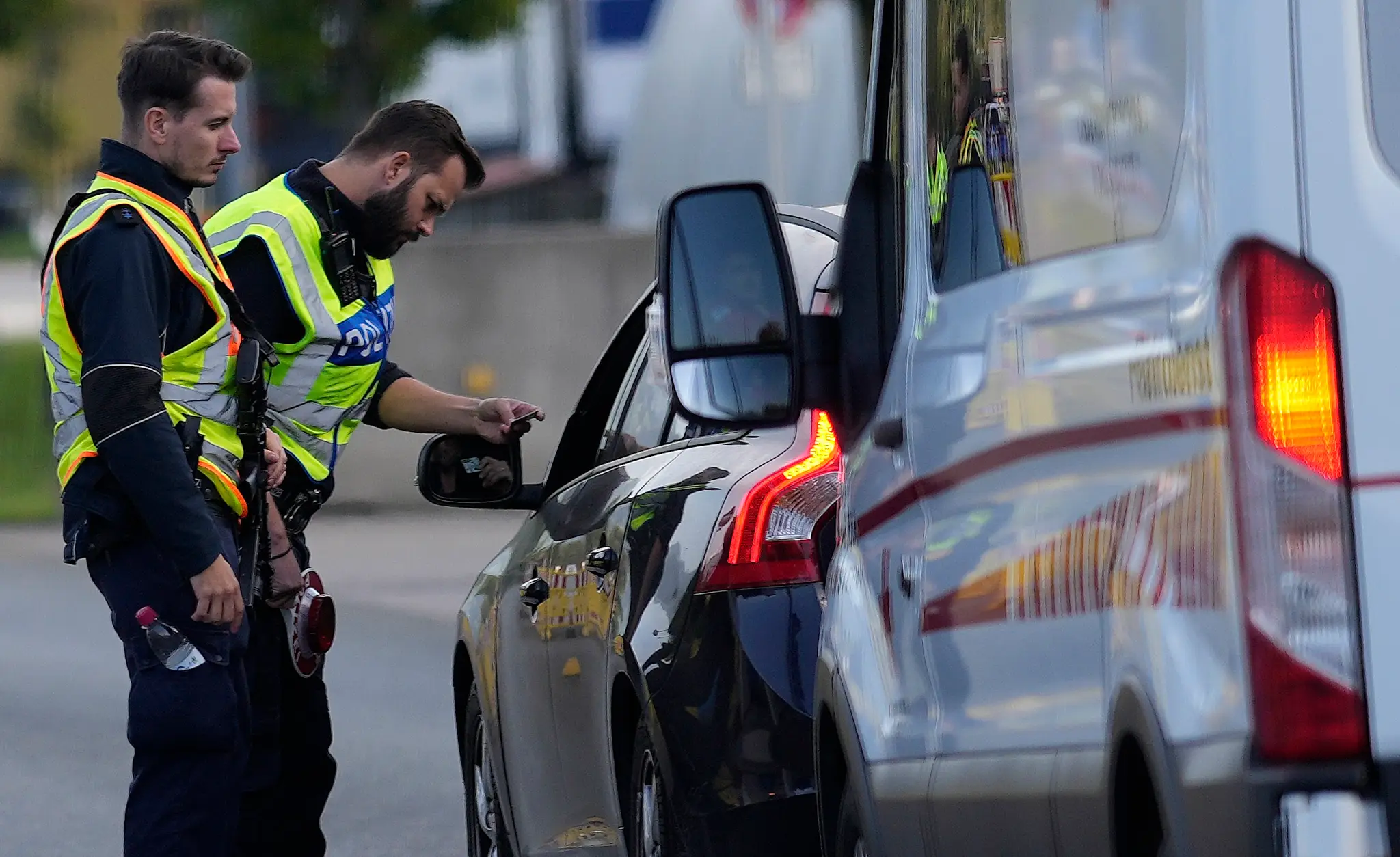 Nemeckí policajti kontrolujú osobné auto na rakúsko-nemeckom hraničnom priechode v Kiefersfeldene