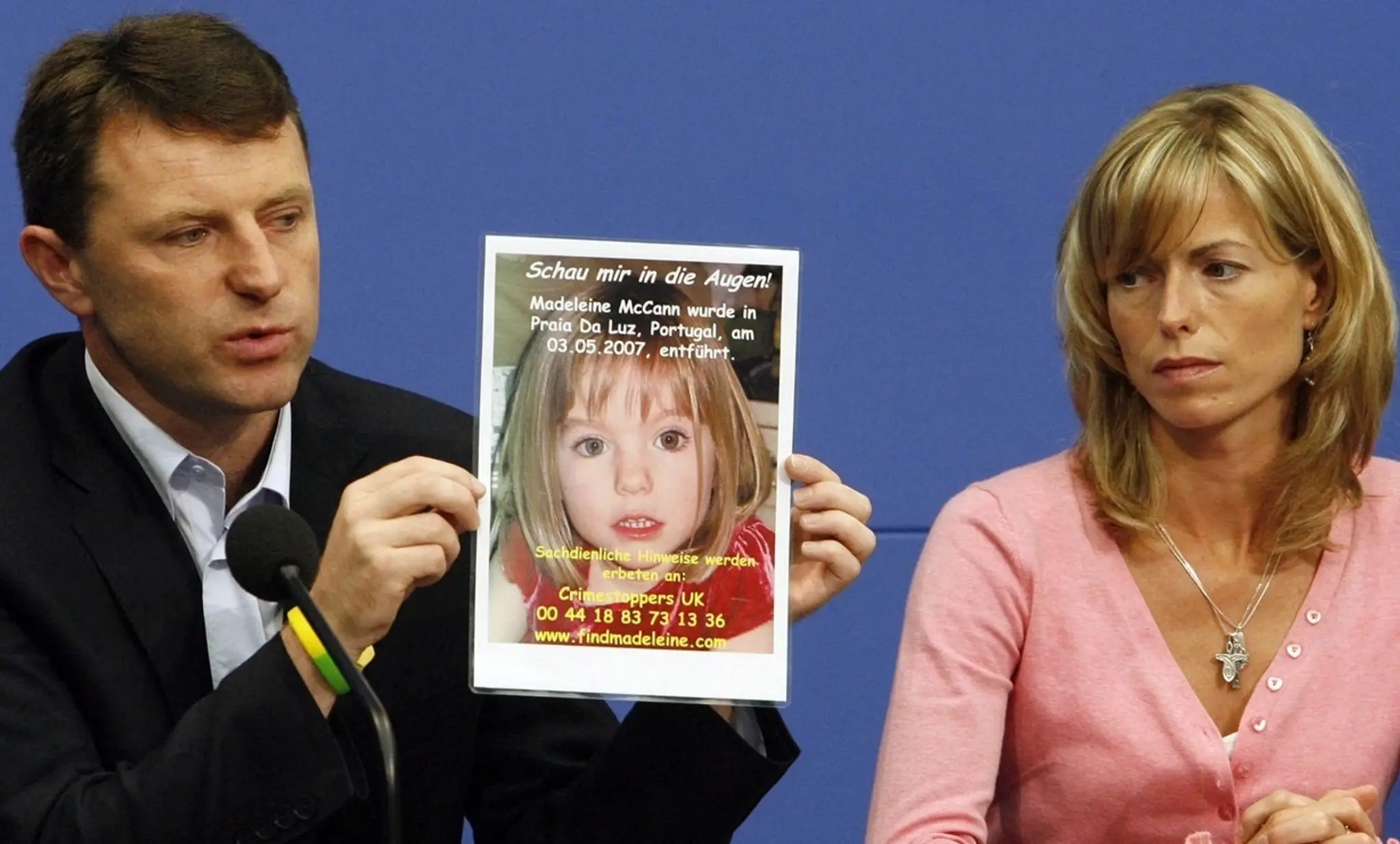 Rodičia s fotografiou zmiznutej madeleine McCannovej na archívnej snímke z roku 2007.