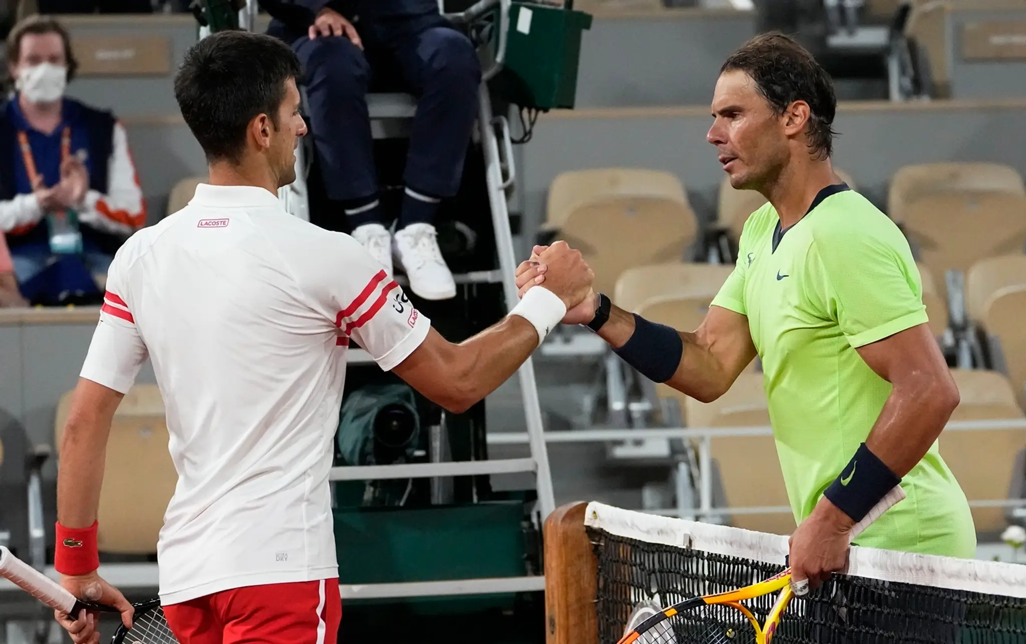 Novak Djokovič prijíma gratuláciu od Rafaela Nadala.