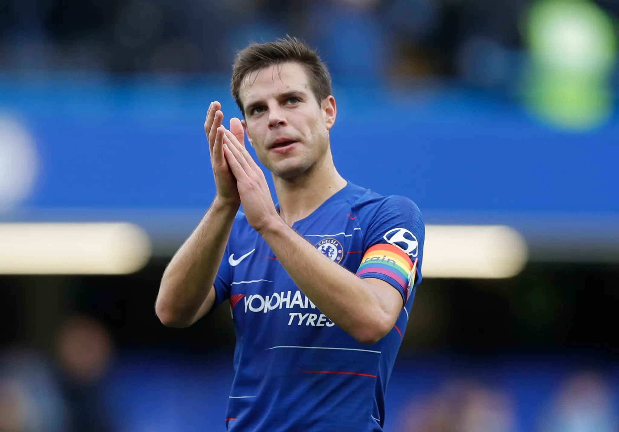 César Azpilicueta z Chelsea reaguje po dueli proti Fulhamu.