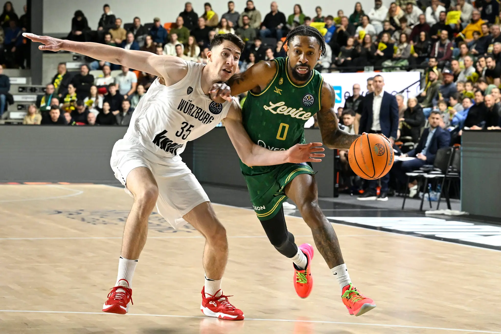 Na snímke vpravo Rickey McGill (Levice) a vľavo Alen Pjanič (Würzburg).