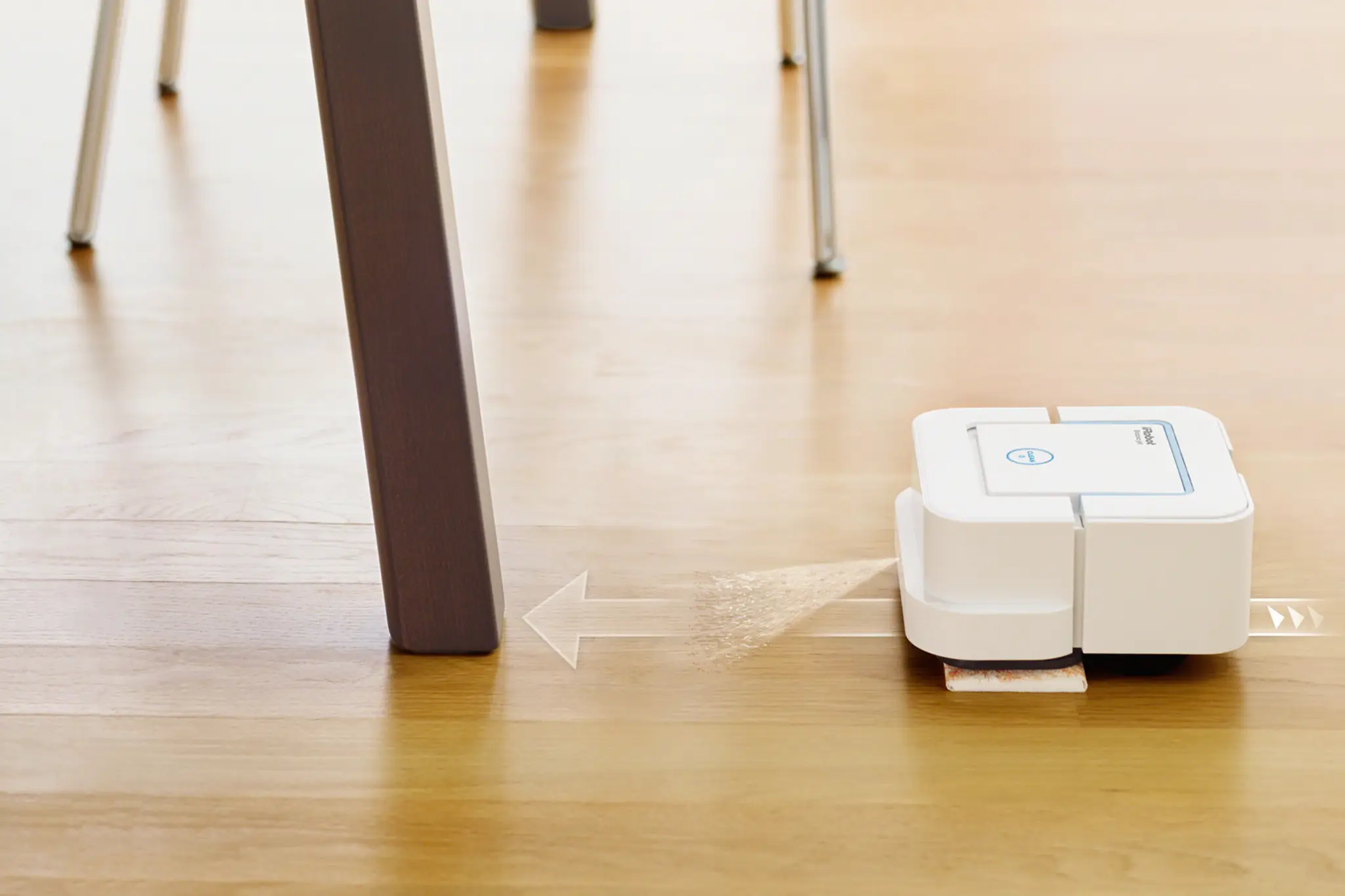 Robotický mop Braava Jet 240 nestrieka na nábytok. 
