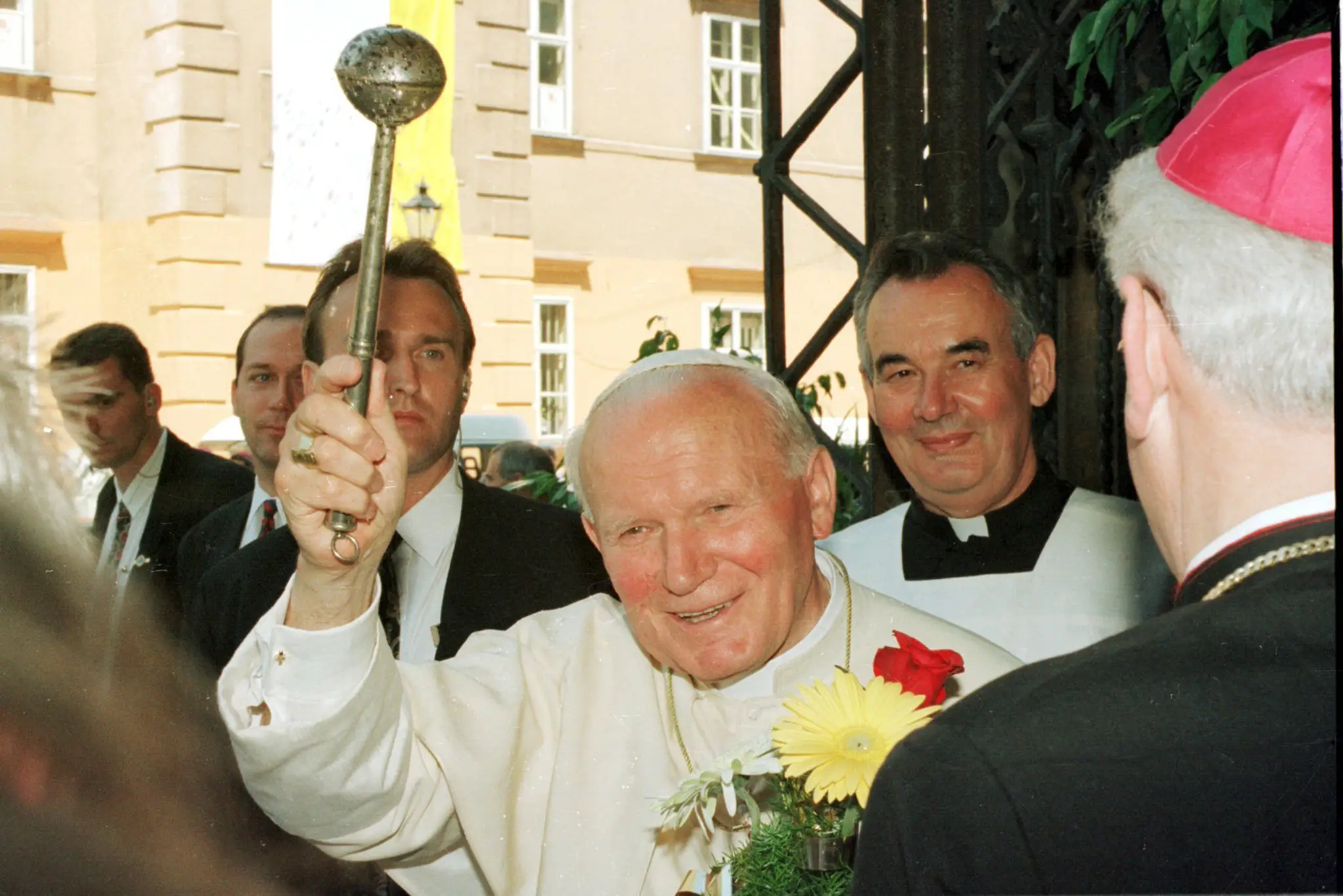 Pápež Ján Pavol II., za ním jeho osobný ochranca Juraj Zábojník v Bratislave. (30 júna 1995)