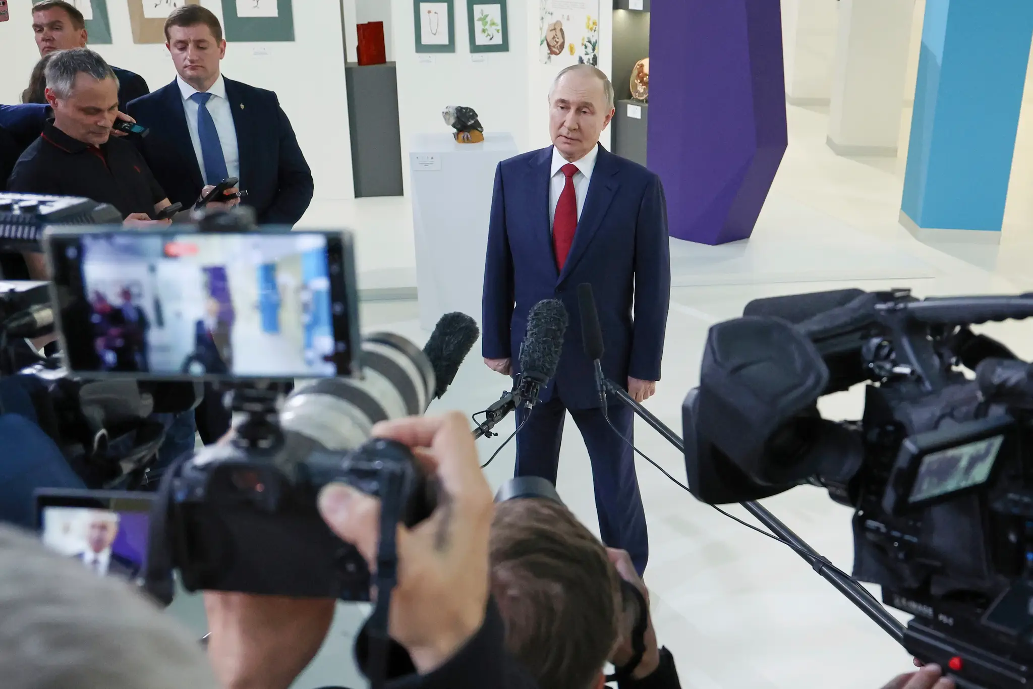 Vladimir Putin pred novinármi