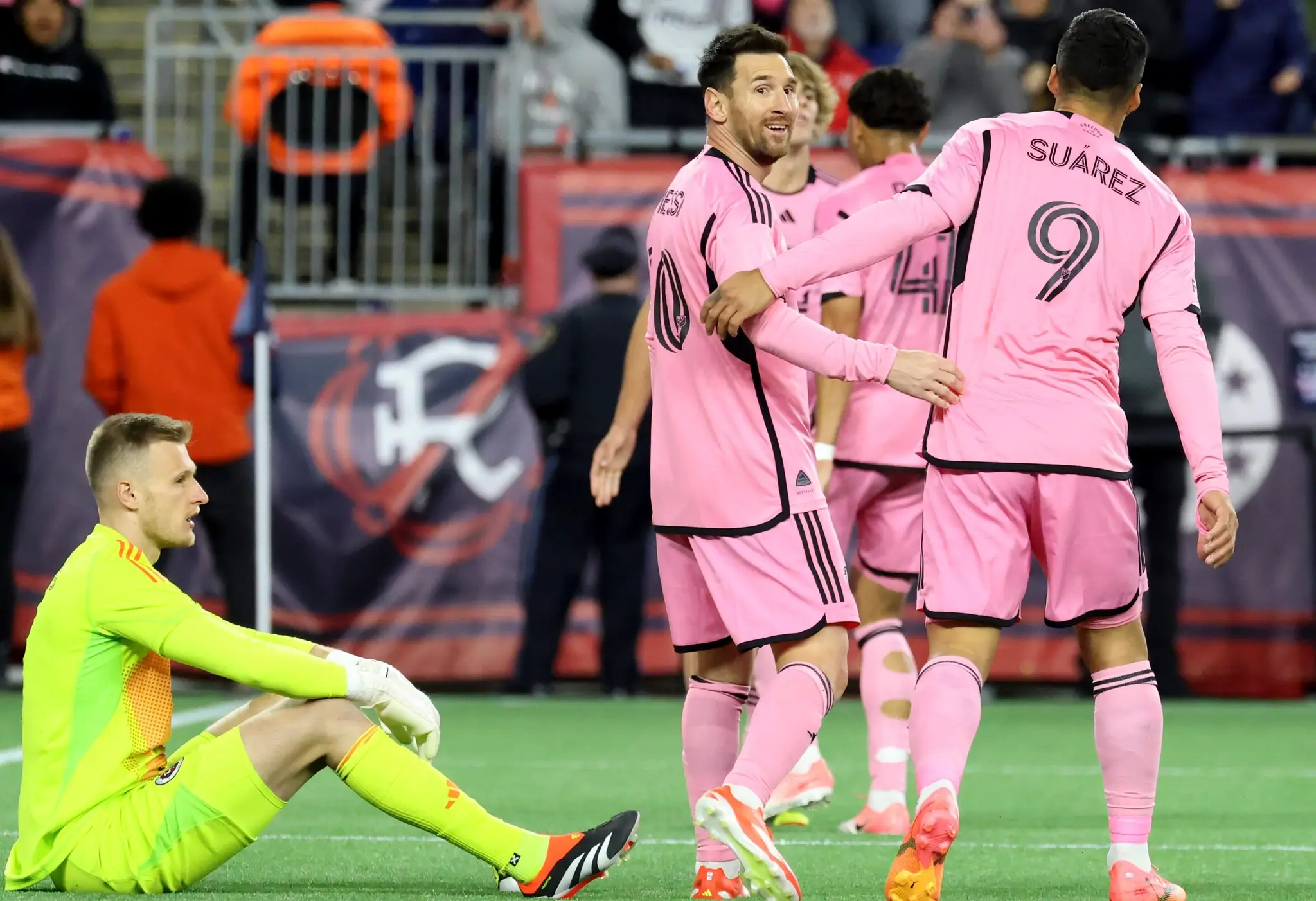 Lionel Messi so spoluhráčmi oslavuje gól, vľavo prekonaný Henrich Ravas.