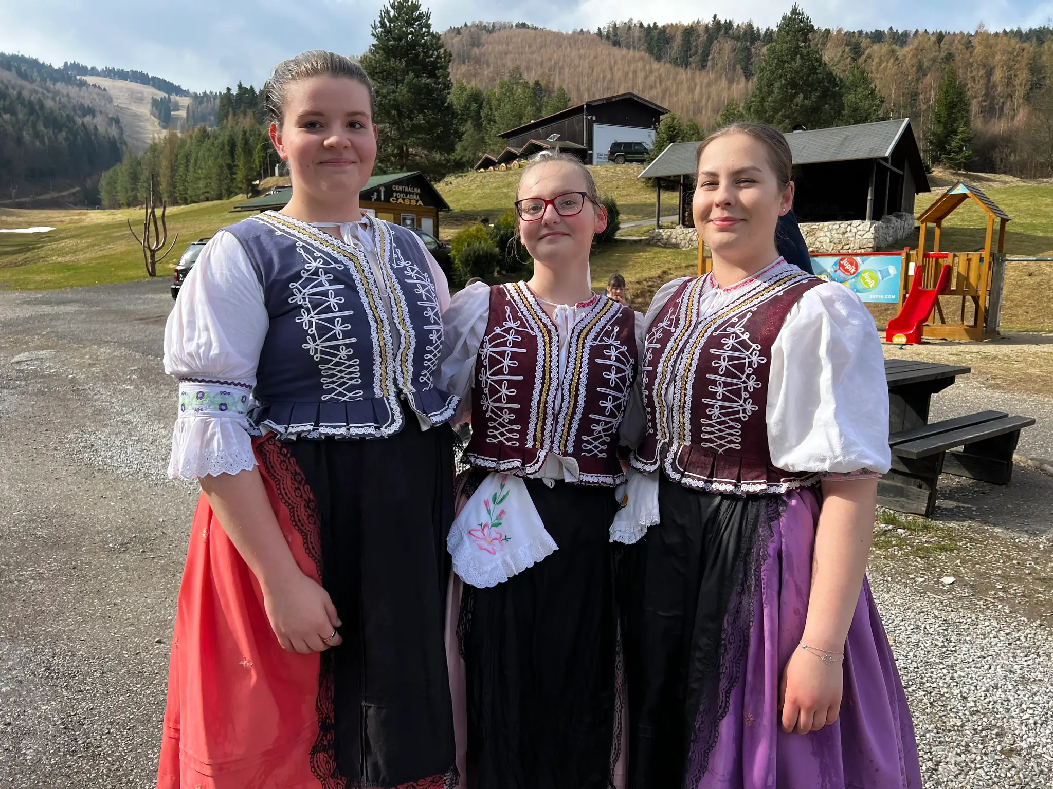 Členovia Folklórneho súboru Krompašan z Krompách oblievali a šibali svoje kolegyne nielen v meste, ale i v susednej obci Slovinky.
