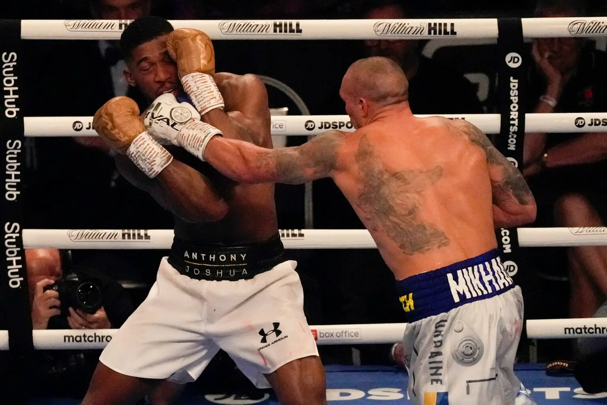Usyk udiera Joshuu.