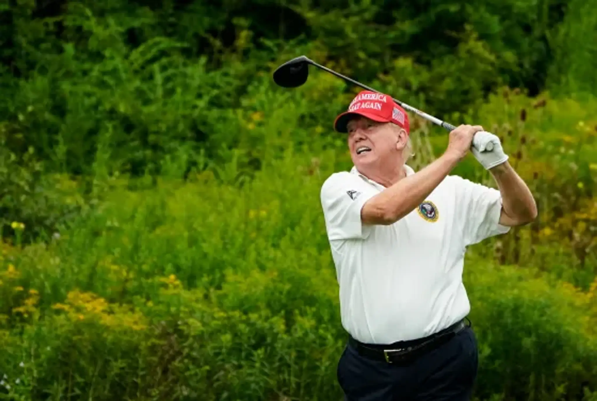 Donald Trump hrajúci golf