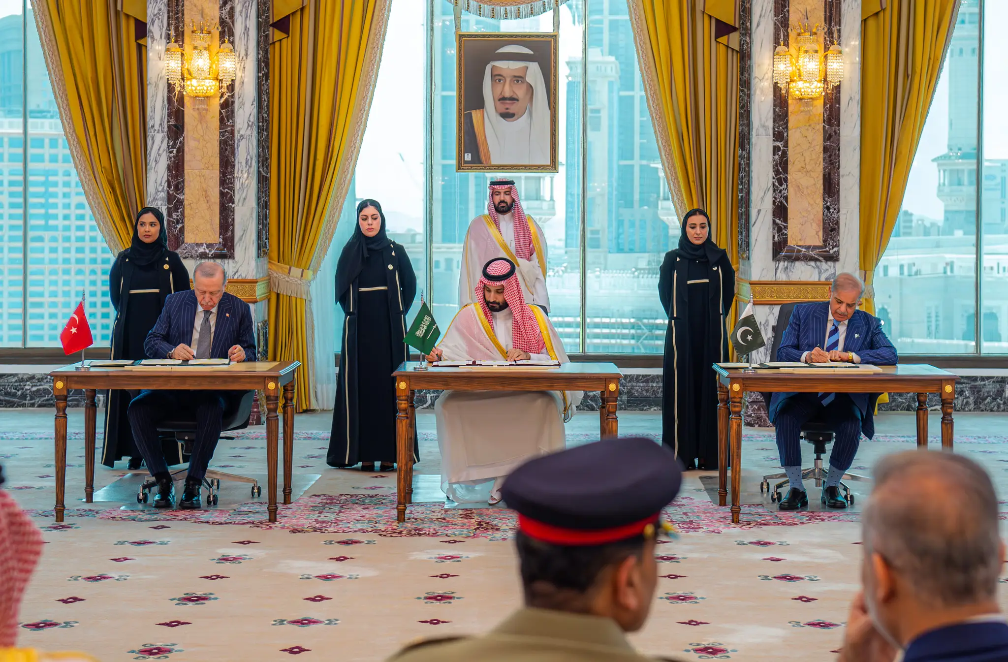 Zľava: turecký prezident Recep Tayyip Erdogan, saudský korunný princ Mohammed bin Salman a pakistanský premiér Shehbaz Sharif podpisujú v Mekke trojstrannú dohodu o obrane.