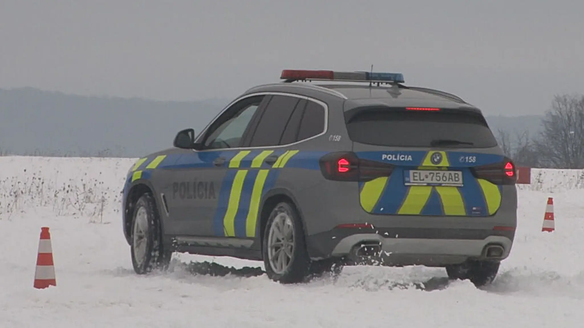 Policajti trénovali jazdu na snehu a ľade. 