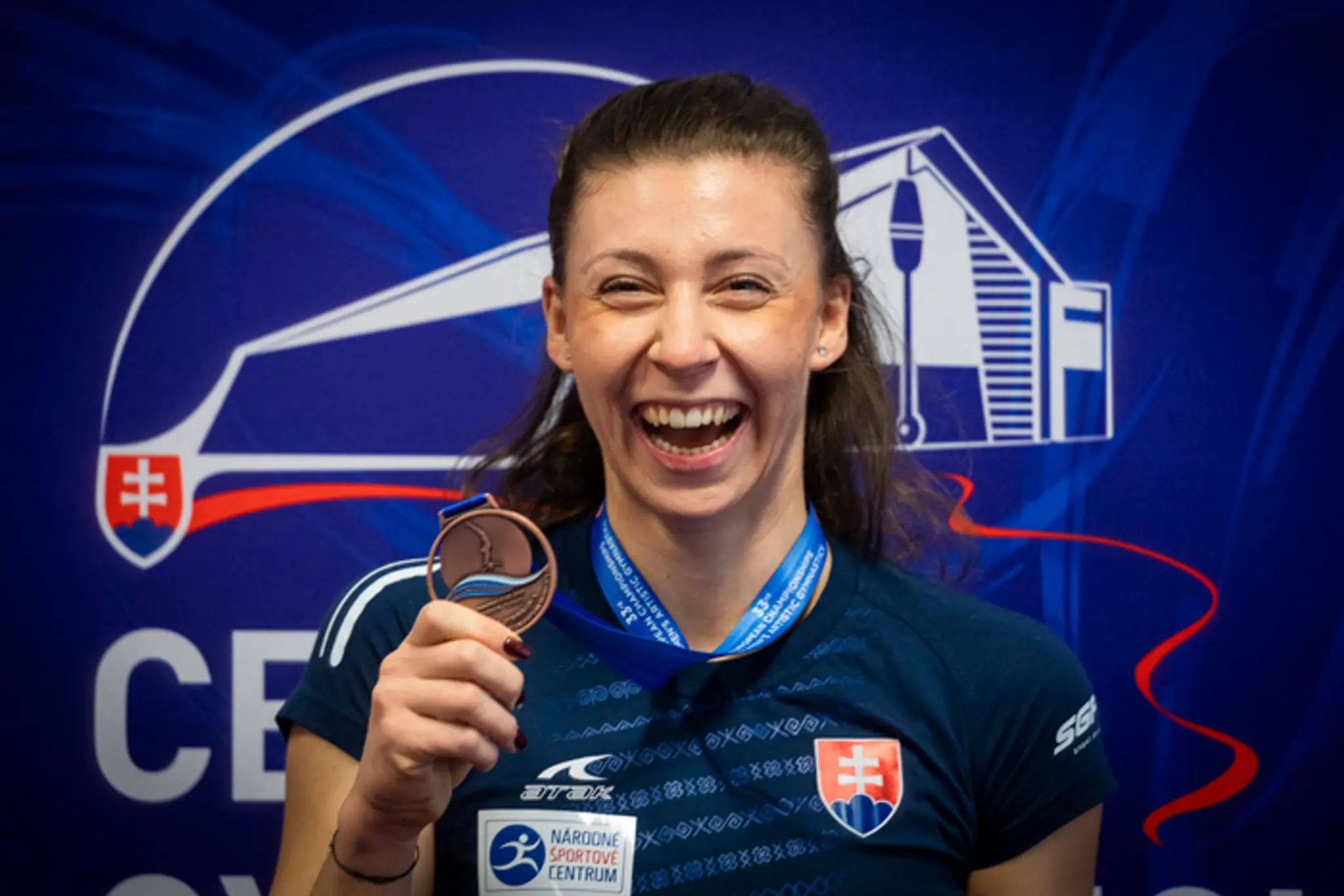 Barbora Mokošová s bronzovou medailou, ktorú získala na bradlách na ME 2020 v tureckom Mersine. (22. decembra 2020)