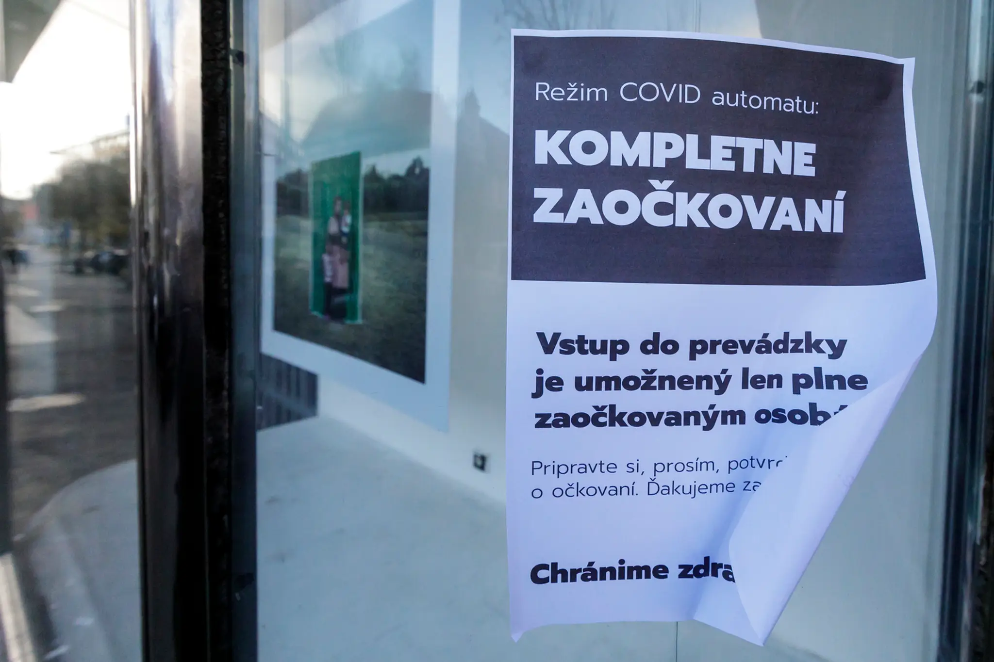 Nápis na výklade obchodného domu.