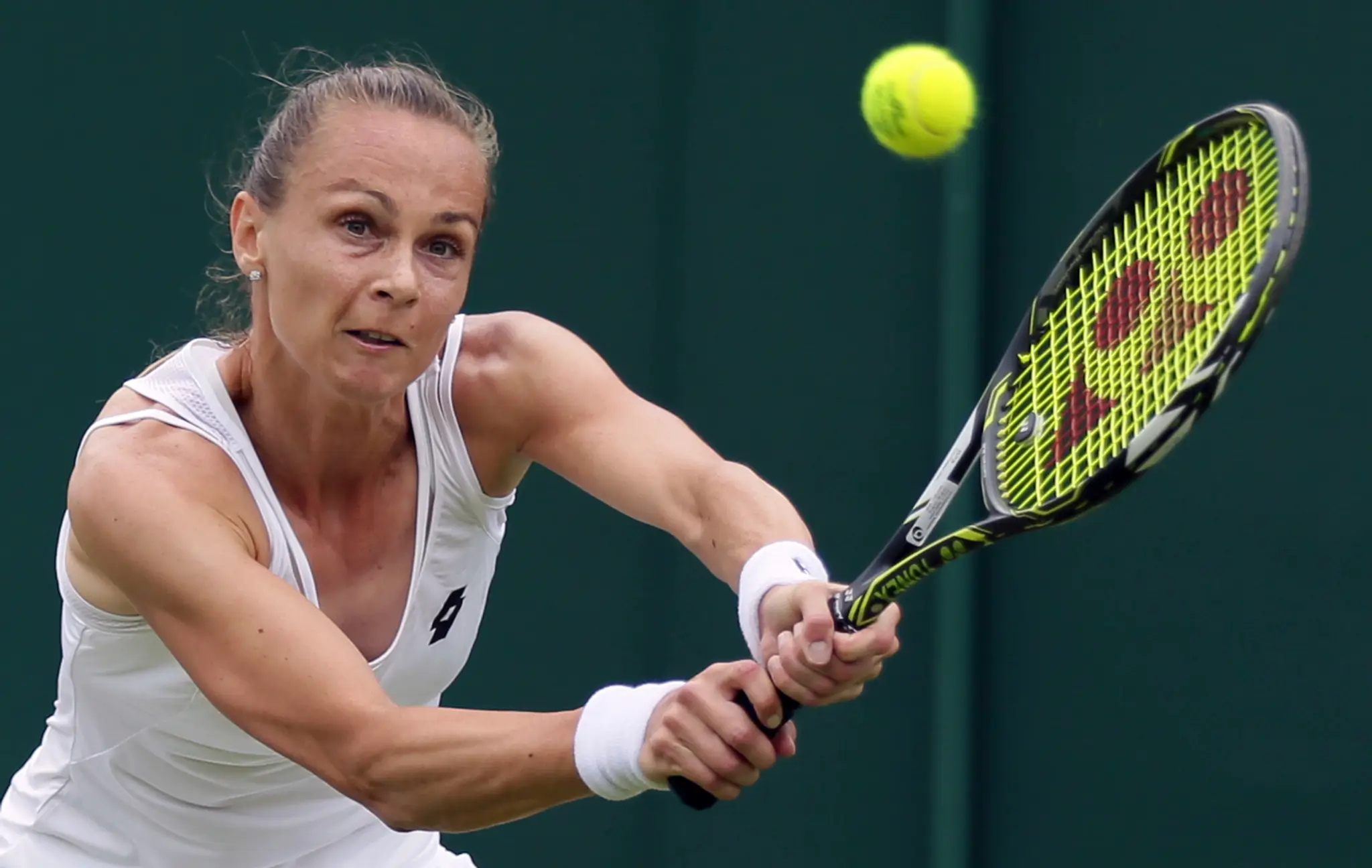 Slovenská tenistka Magdaléna Rybáriková odvracia úder Monicy Niculescuovej v zápase 1. kola ženskej dvojhry vo Wimbledone. 