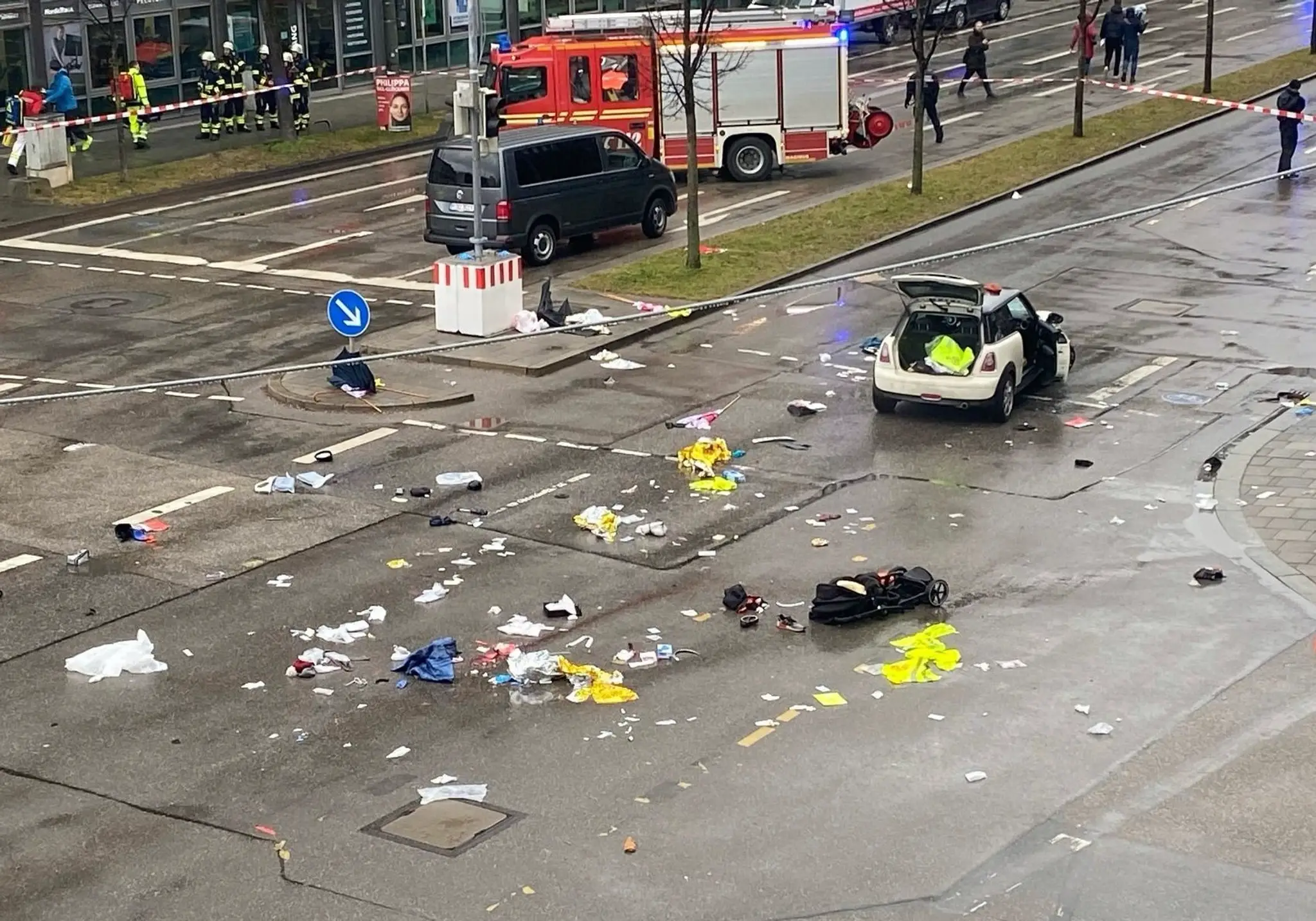 Policajti a záchranári zasahujú na mieste nehody po tom, ako auto vrazilo do davu ľudí v Mníchove.