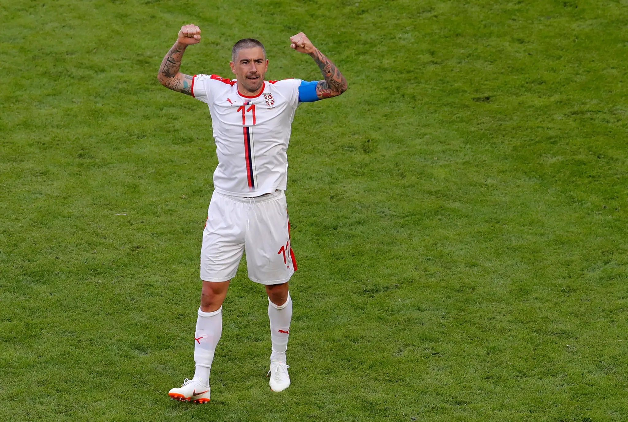 Srbský futbalista Aleksandar Kolarov sa teší po strelení gólu z priameho kopu.