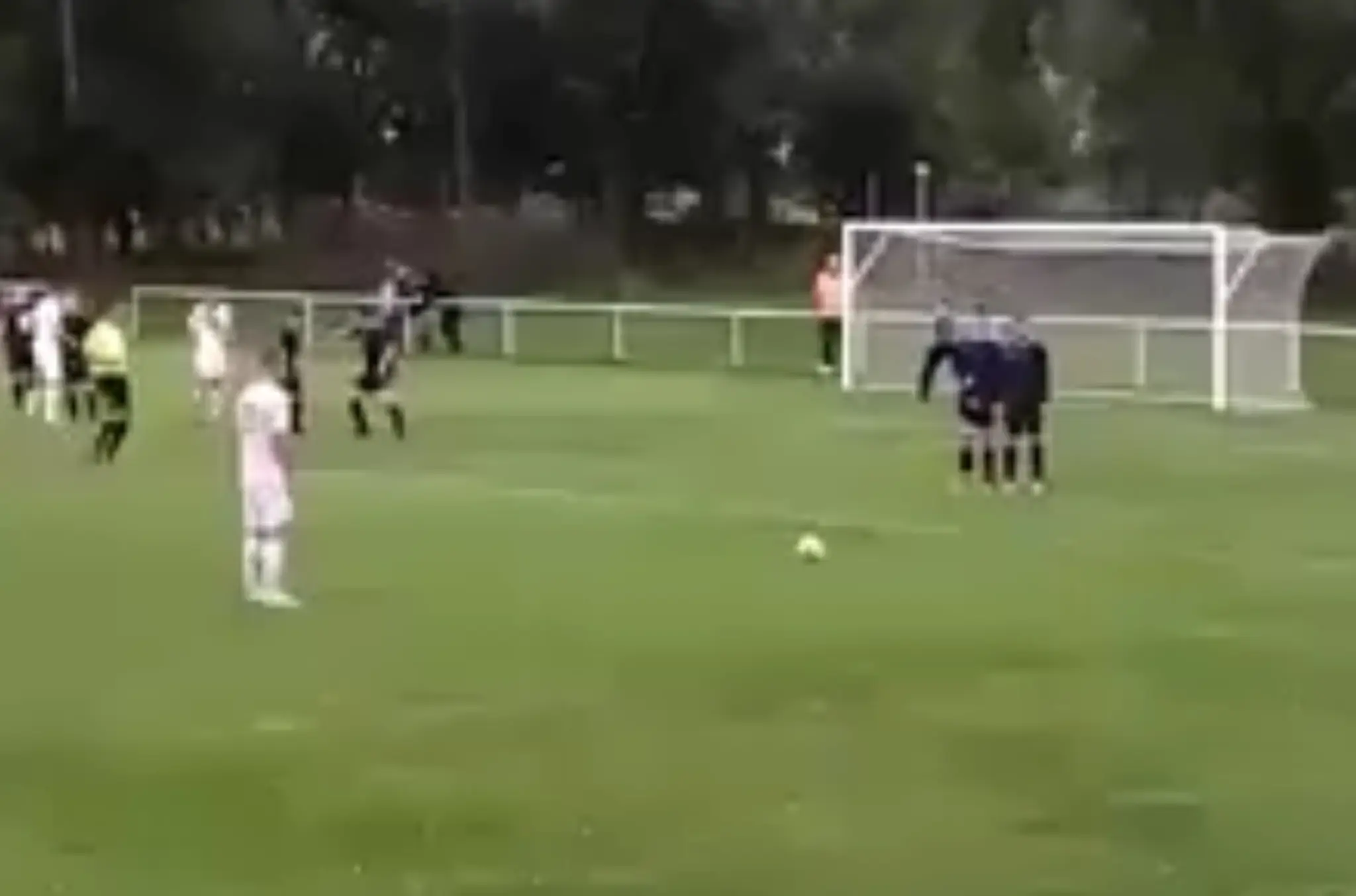 Martin Kováčik sa pripravuje na priamy kop.