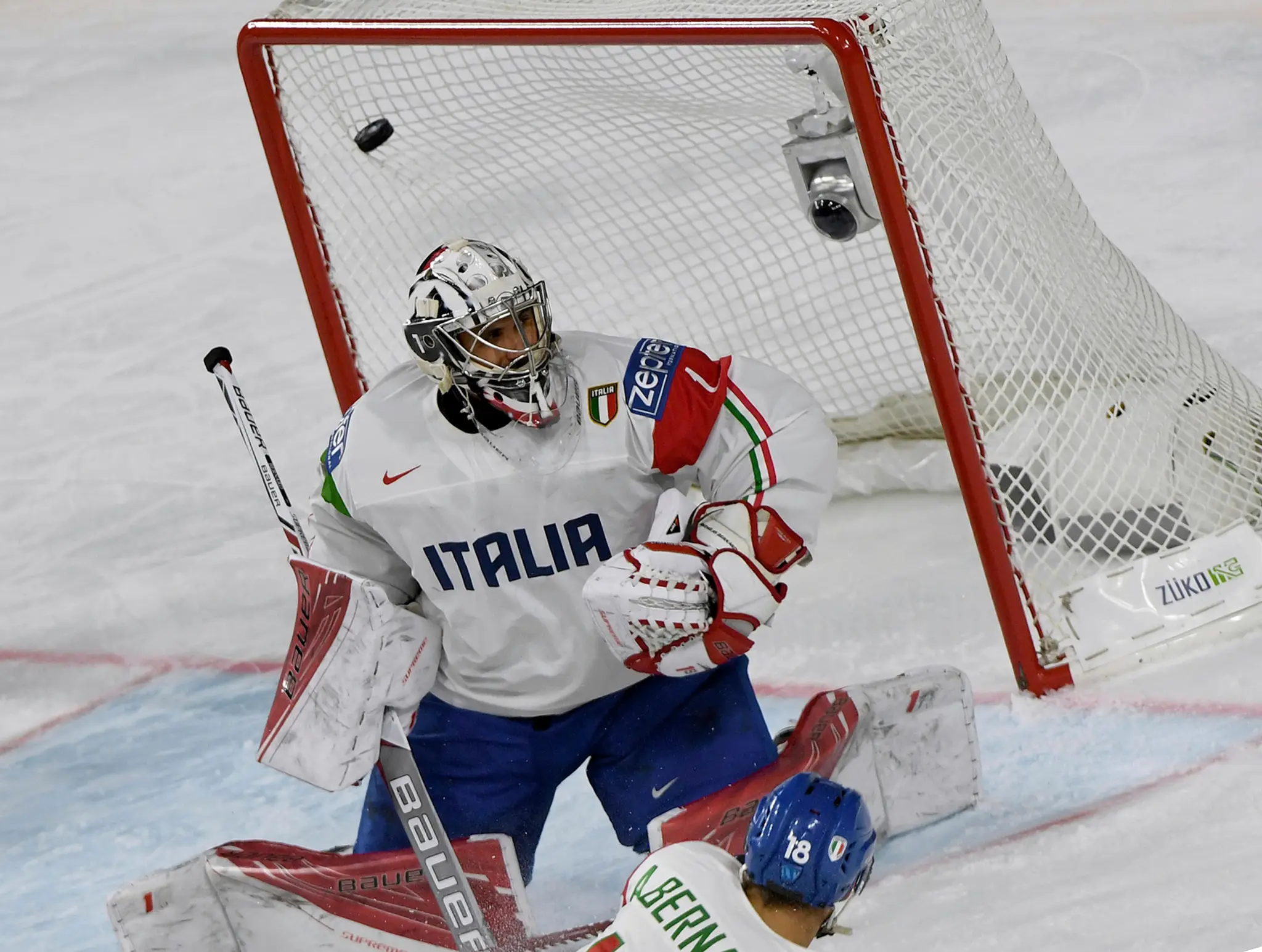 Andreas Bernard z Talianska čelí strele v dueli MS 2017 proti USA.