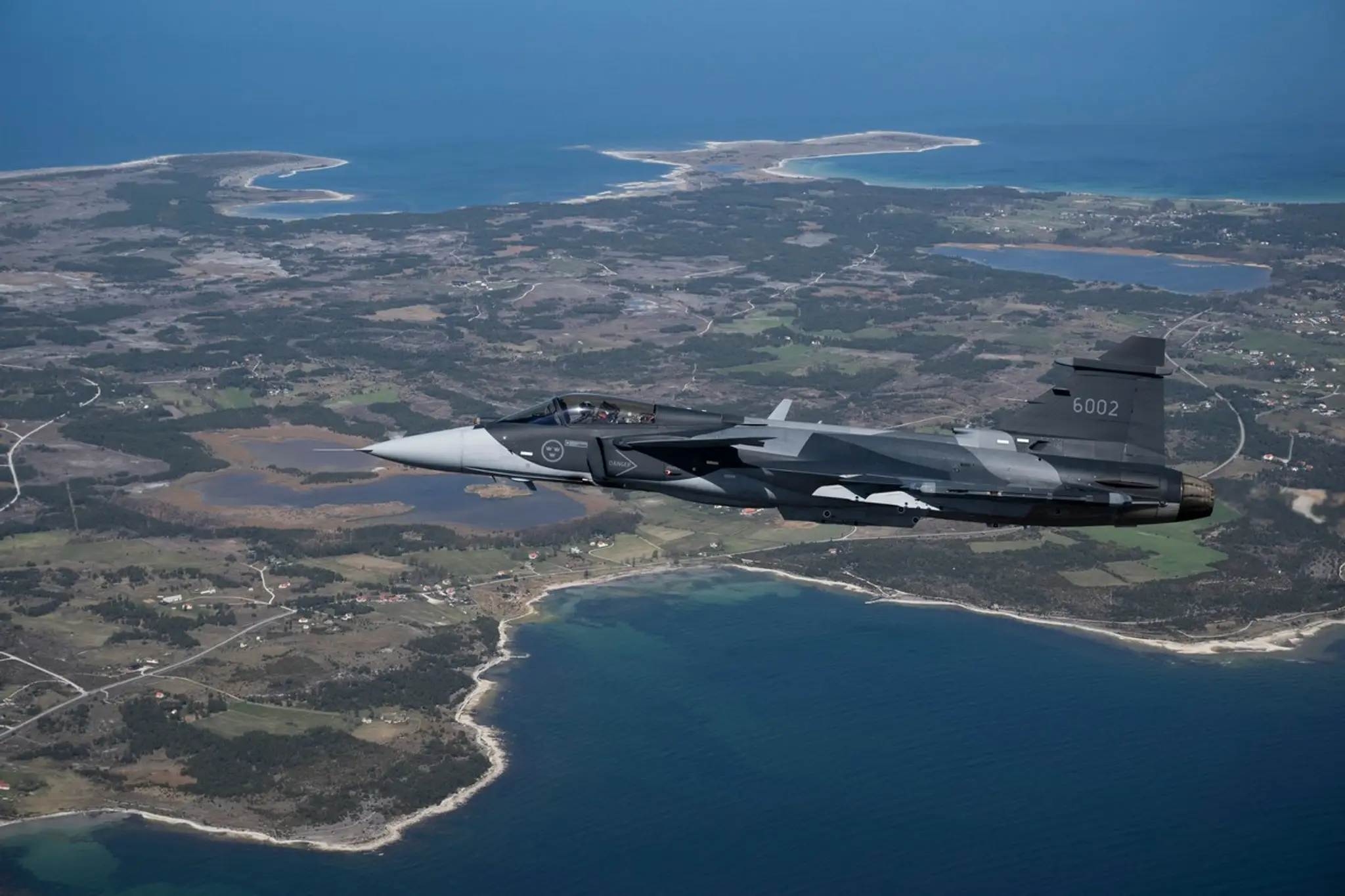 Švédska stíhačka Jas 39 Gripen nad ostrovom Gotland.