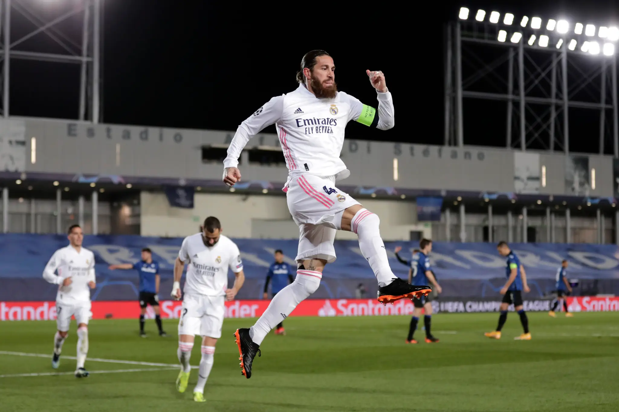 Kapitán Realu Sergio Ramos oslavuje gól v odvete osemfinále LM proti Atalante.
