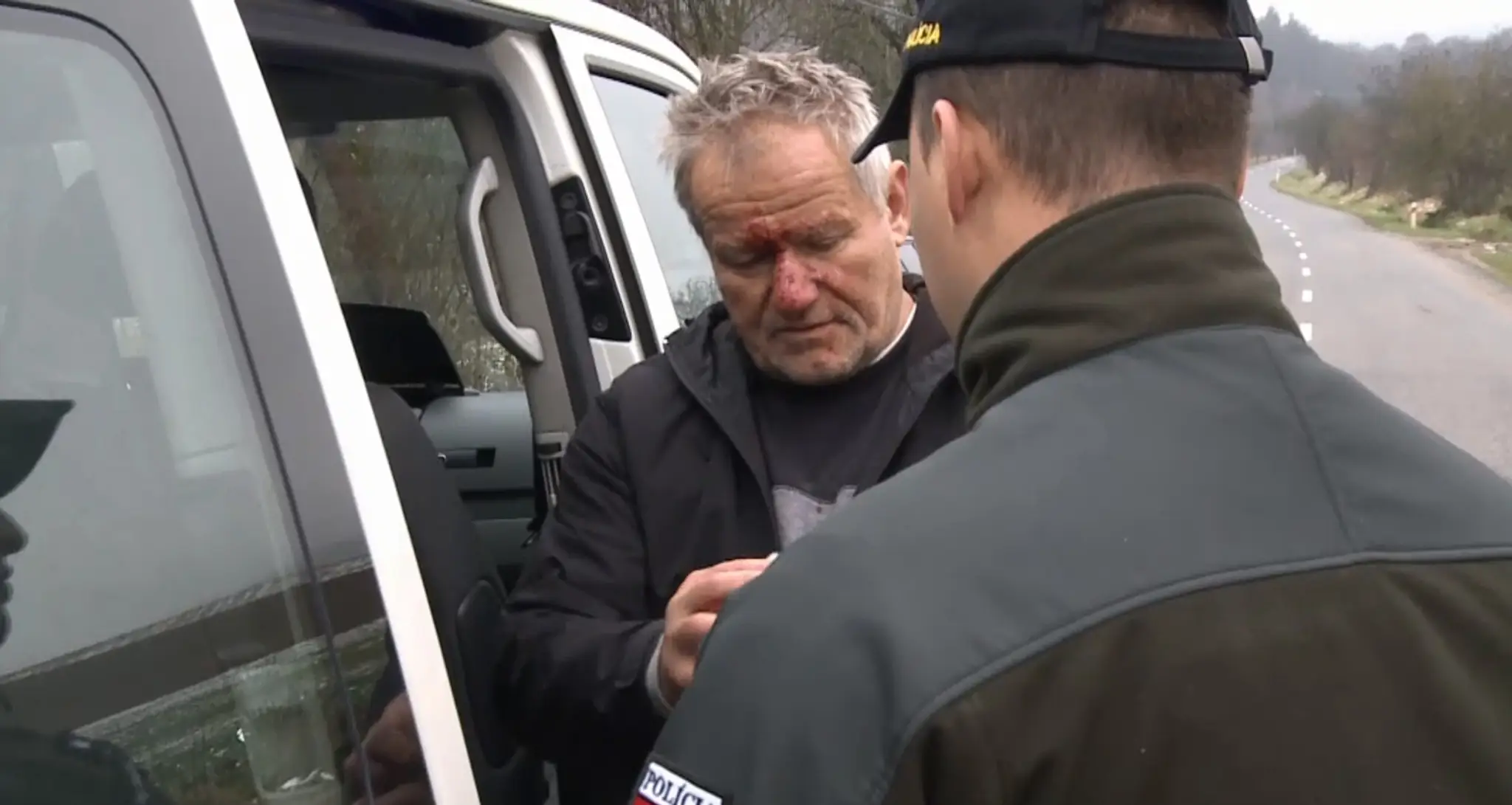 Auto zapichnuté v strome a nikto nikde. V takomto stave našli vodiča po hodine