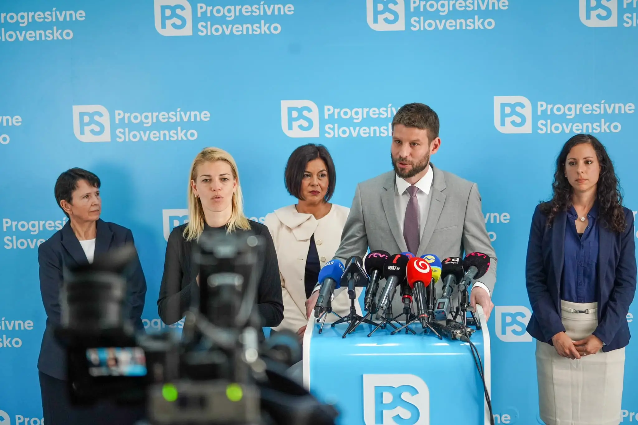 Viera Kalmárová je na snímke úplne vľavo. 