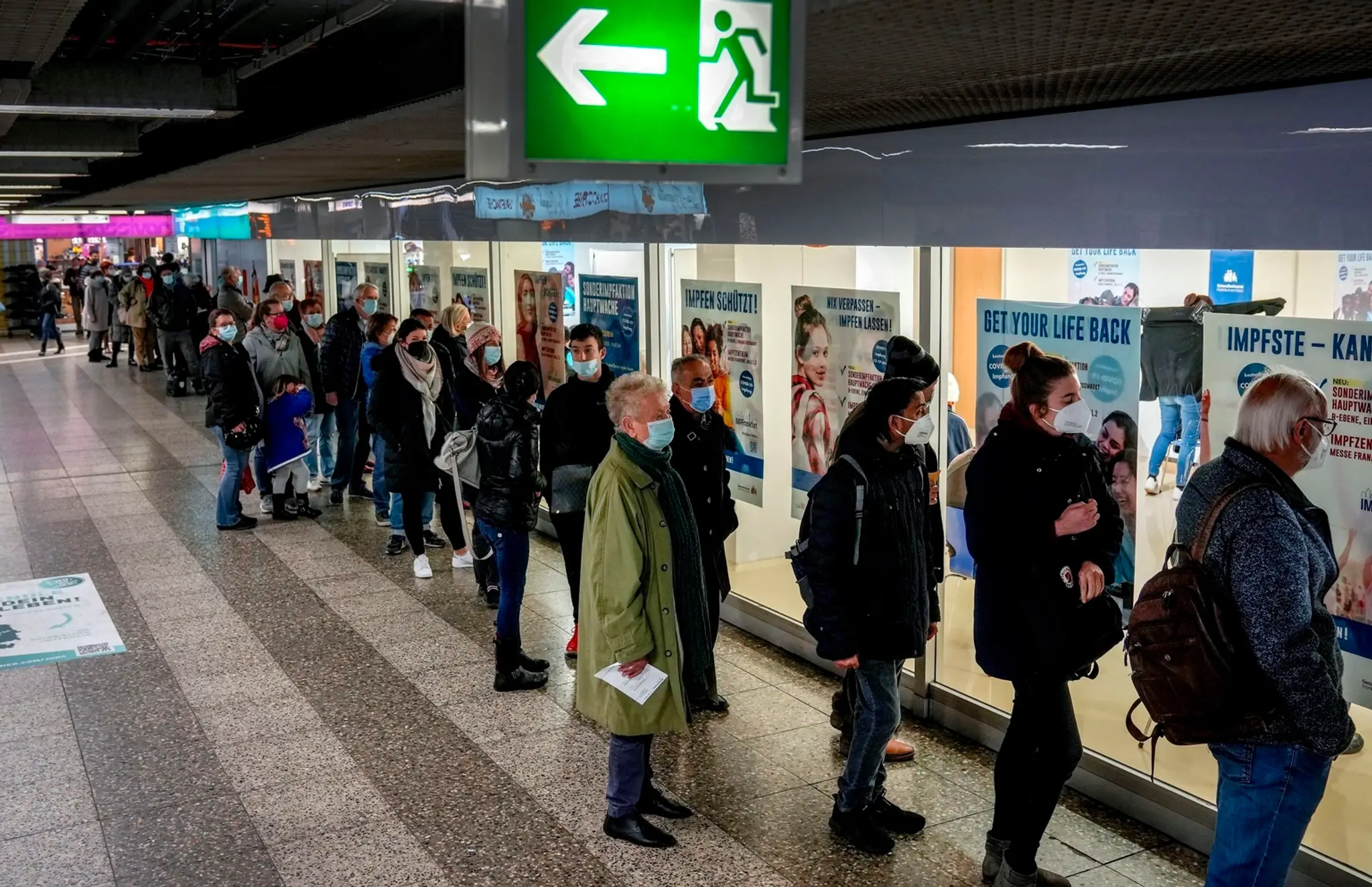Ľudia čakajú pred vakcinačným centrom vo Frankfurte nad Mohanom.