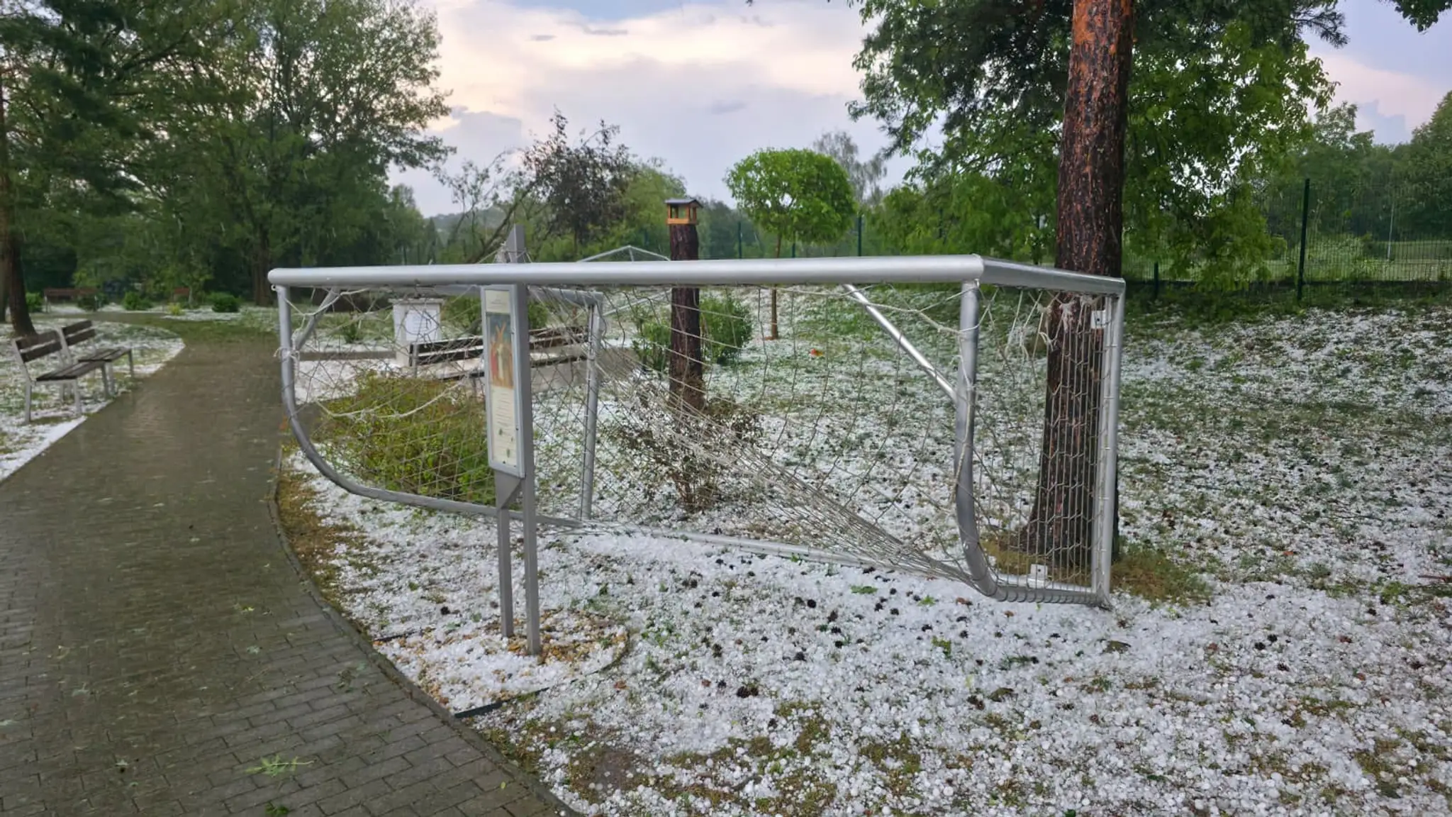 Silný vietor odvial aj futbalovú bránku.