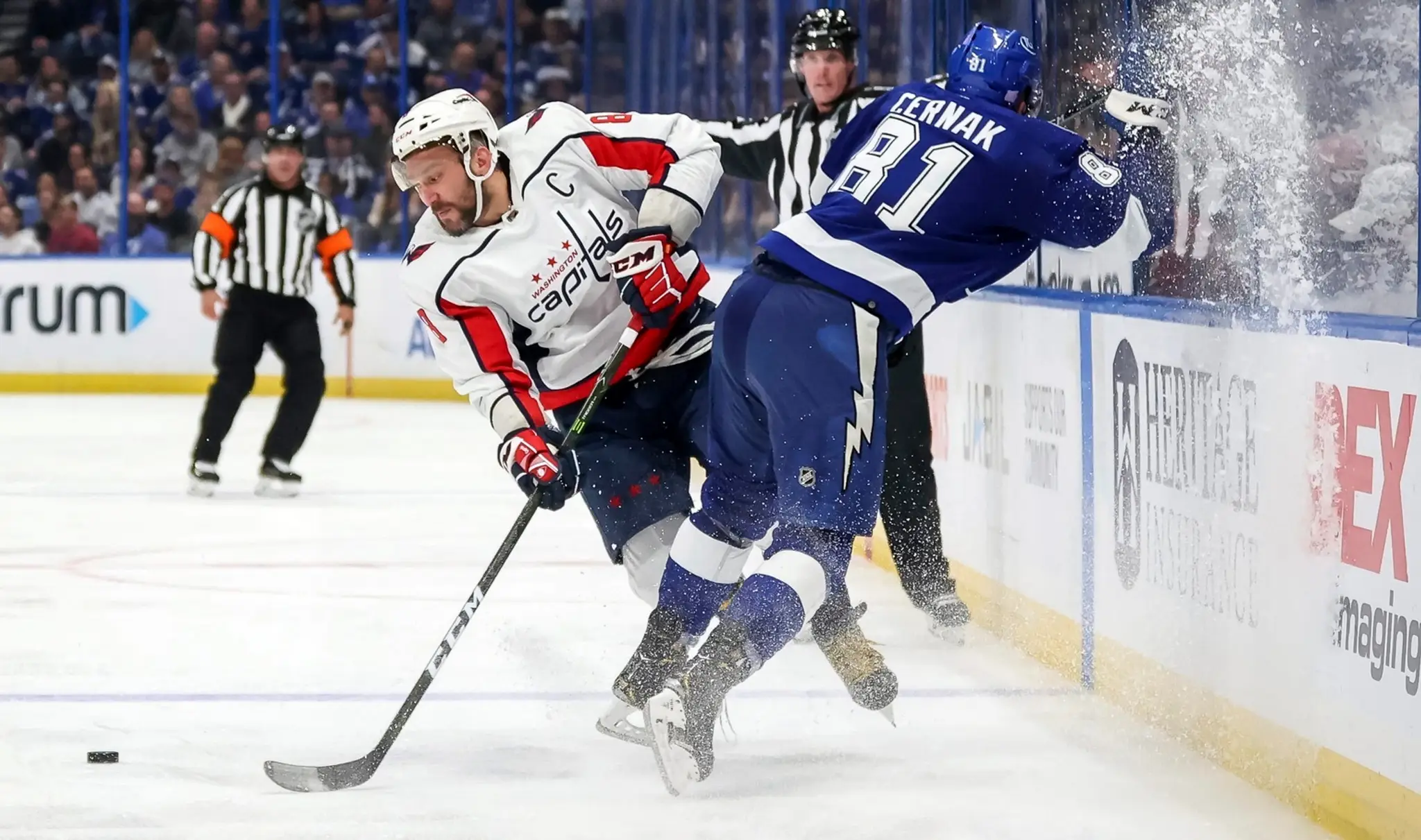 Slovenský obranca v drese Tampy Erik Černák (vpravo) a kapitán Washingtonu Capitals Alex Ovečkin bojujú o puk.