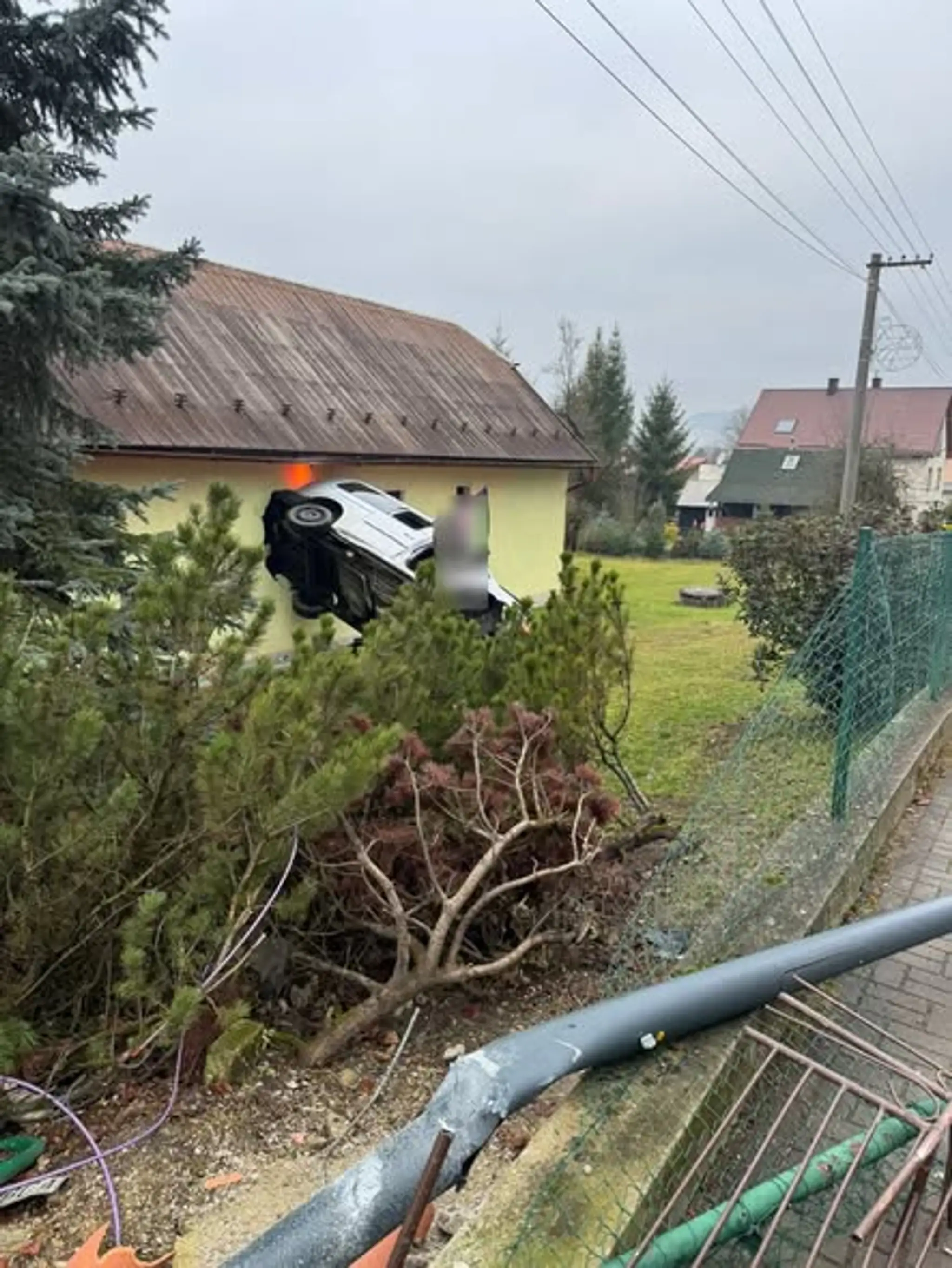 Auto v rodinnom dome (Gbeľany)