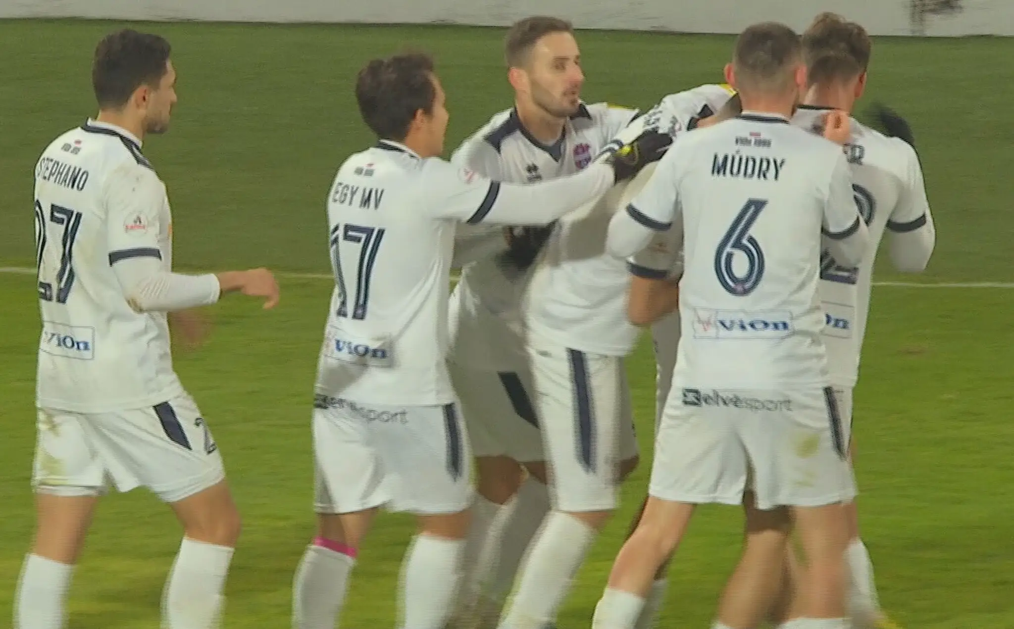 Hráči Zlatých Moraviec oslavujú gól proti Ružomberku.