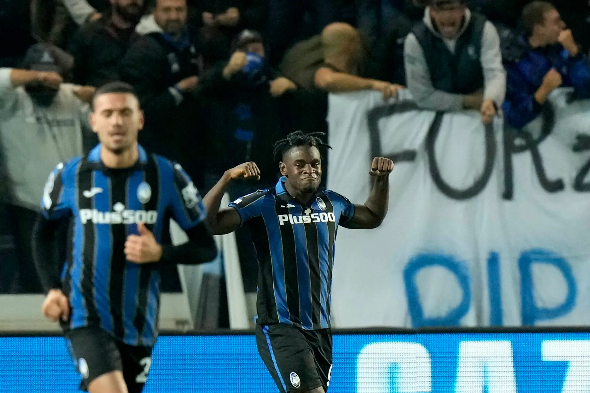 Duvan Zapata z Atalanty oslavuje gól v dueli LM proti Manchesteru United.