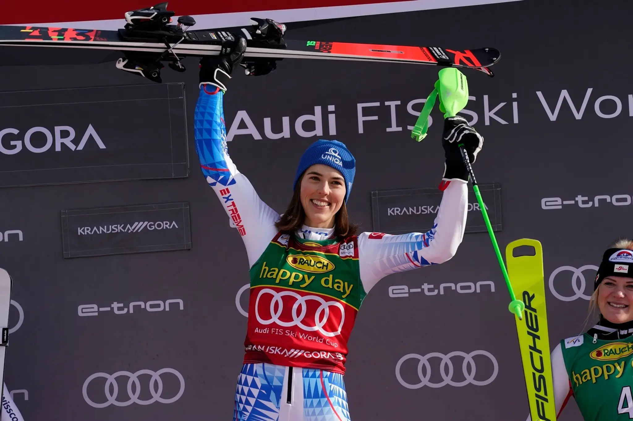 Alpská lyžiarka Petra Vlhová oslavuje s priateľom Michalom Kyselicom triumf v slalome v Kranjskej Gore.
