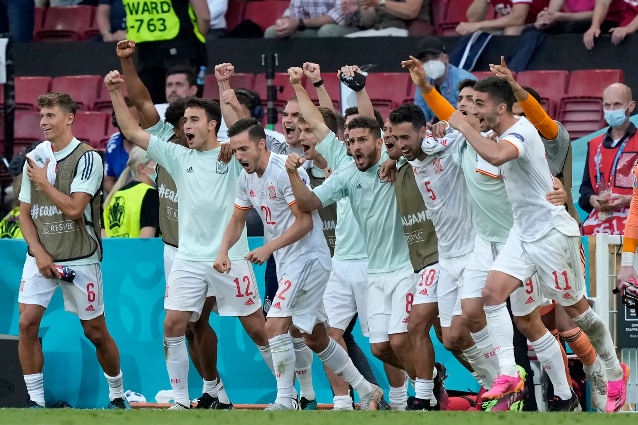 Hráči Španielska oslavujú postup do štvrťfinále ME 2020.