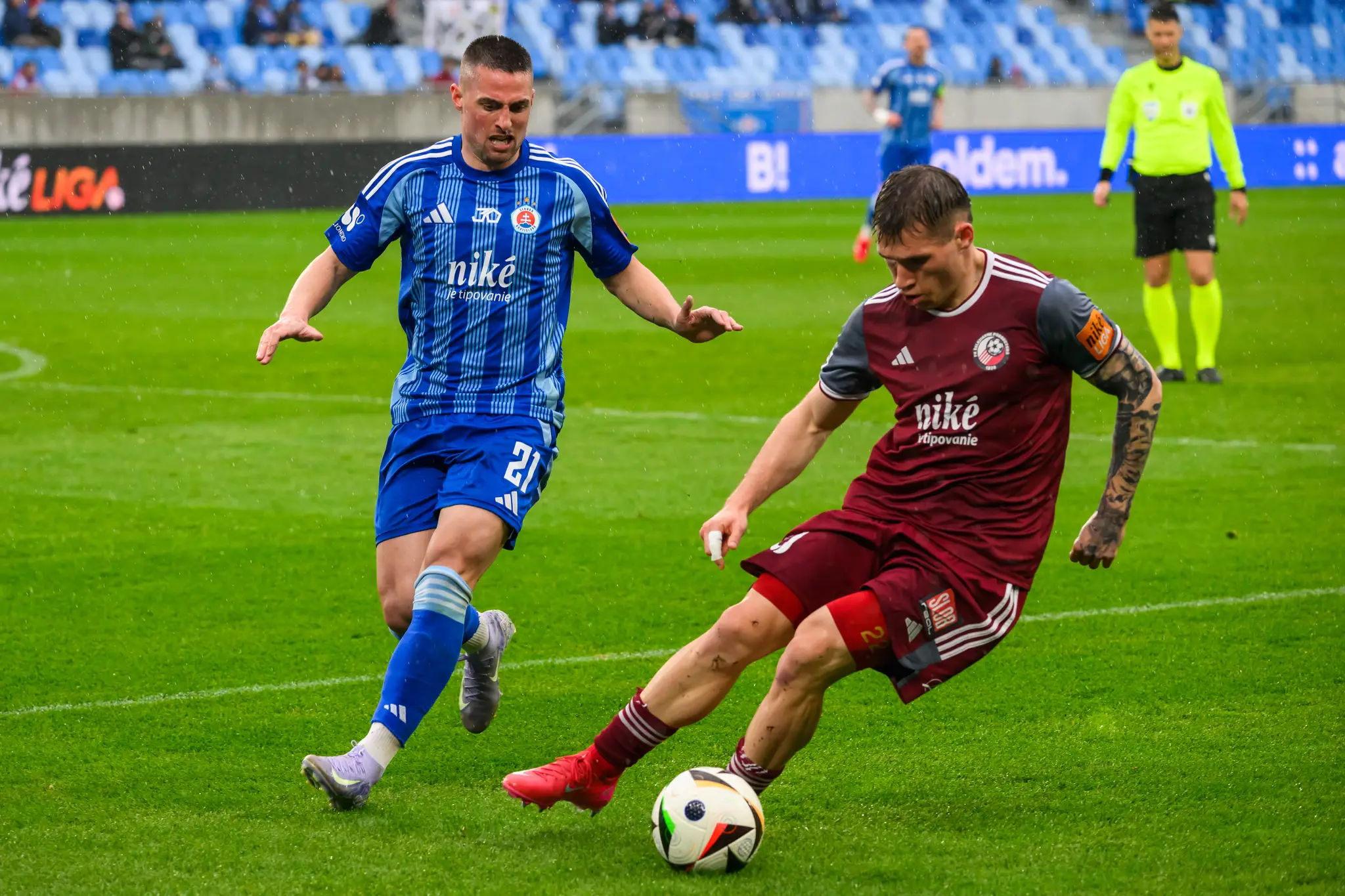 Na snímke zľava Róbert Mak (Slovan) a Peter Kováčik (Železiarne)
